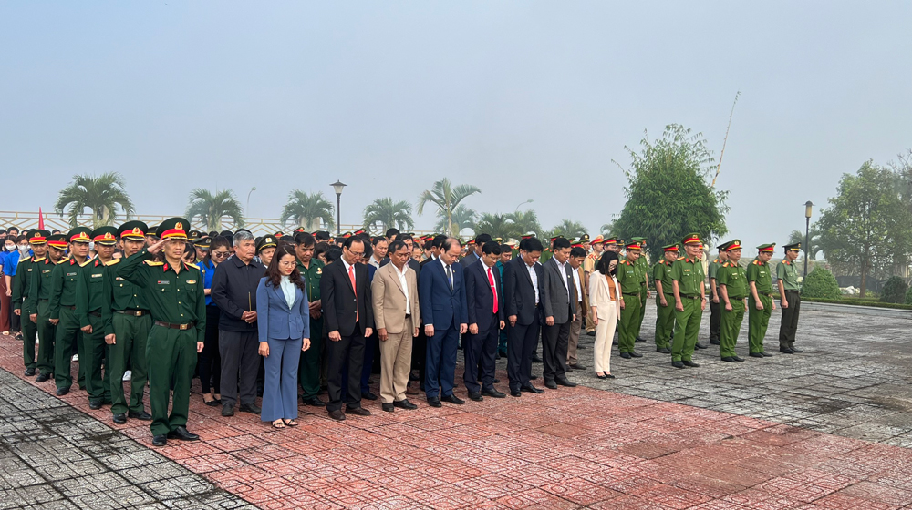 Bảo Lâm: Viếng Đài tưởng niệm các Anh hùng liệt sĩ