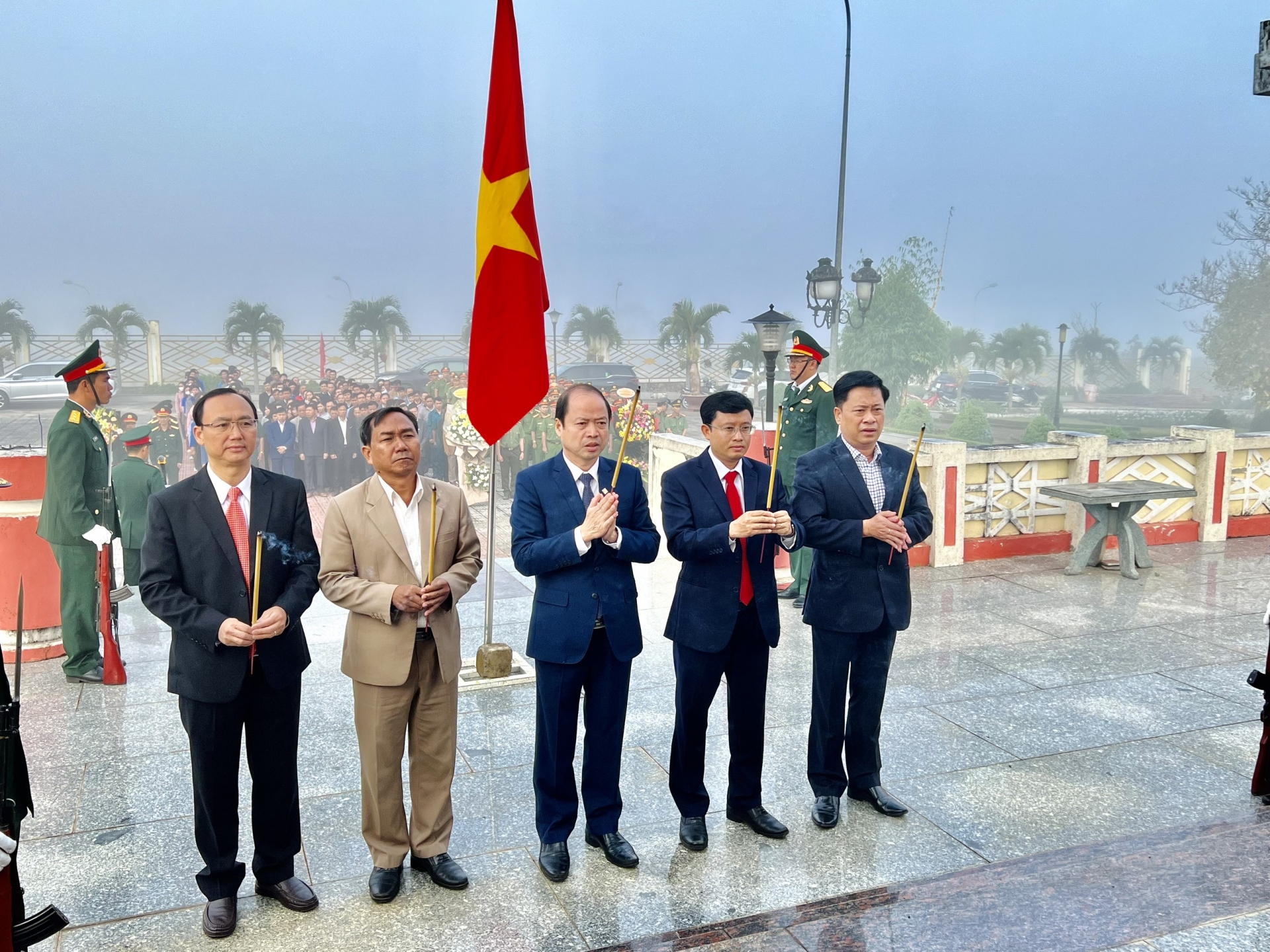 Các đồng chí trong Ban Thường vụ Huyện ủy Bảo Lâm viếng Đài tưởng niệm các Anh hùng Liệt sĩ