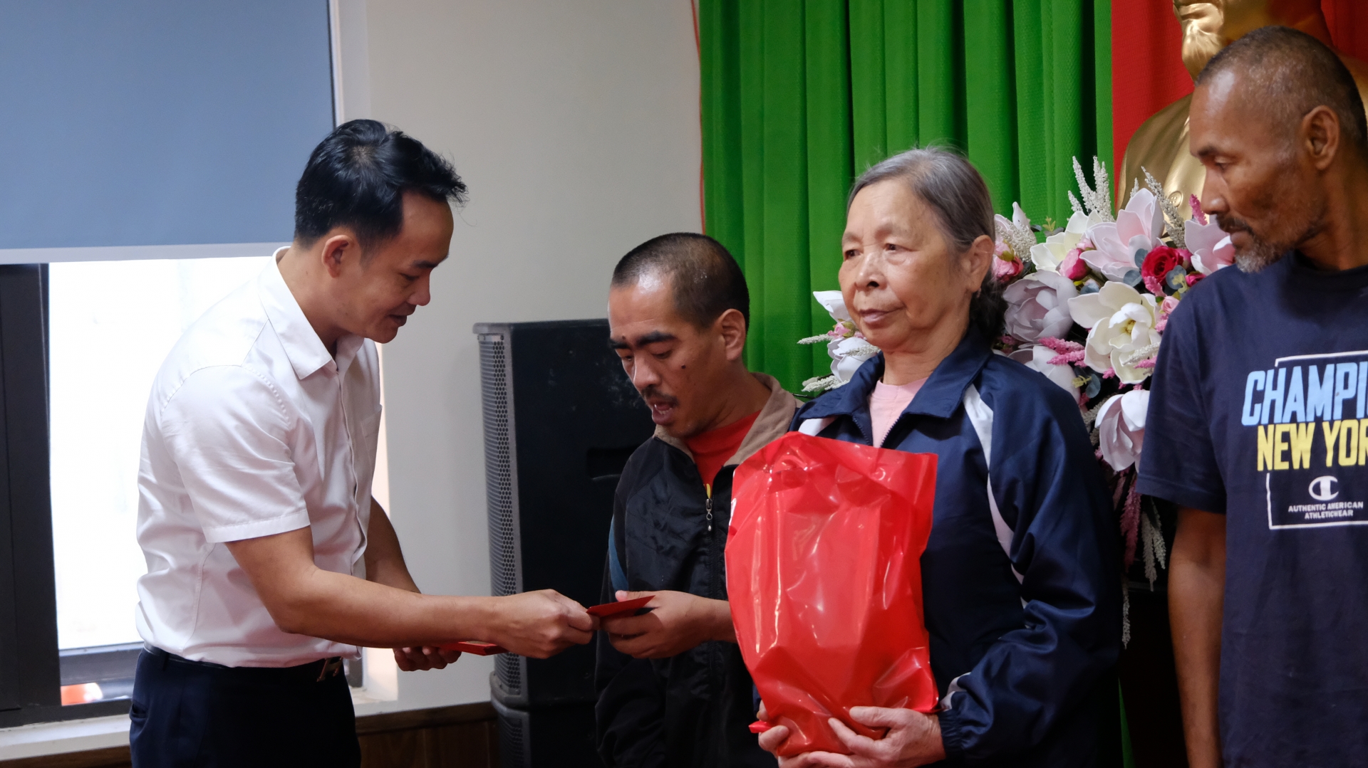 Nhà báo Lê Minh Tuấn, Phụ trách Văn phòng Báo SGGP tại khu vực Tây Nguyên – Nam Trung bộ trao lì xì cho những người có hoàn cảnh khó khăn tại Lâm Đồng