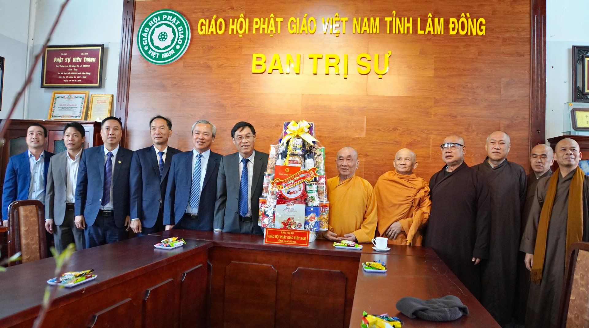 Phó Chủ tịch UBND tỉnh thăm hỏi, tặng quà và chúc tết Ban Trị sự Giáo hội Phật giáo Việt Nam tỉnh Lâm Đồng