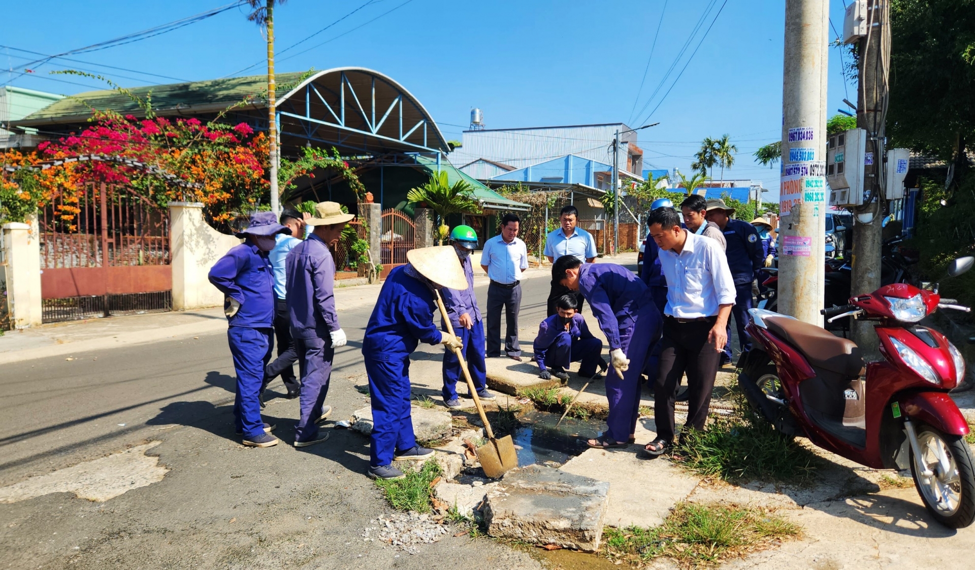 Bảo Lộc: Chỉ đạo xử lý khắc phục cống nước thải bị tắc bốc mùi hôi thối trong khu dân cư