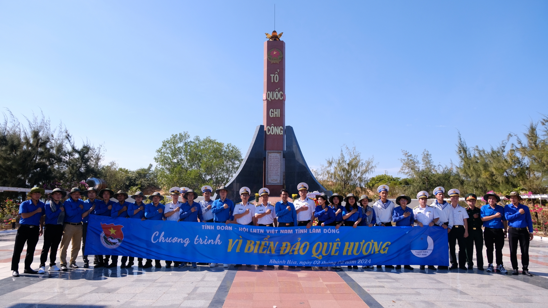 Đoàn công tác chụp ảnh lưu niệm với Lãnh đạo Lữ đoàn 162 tại Đài Liệt sỹ tù chính trị Cam Ranh.