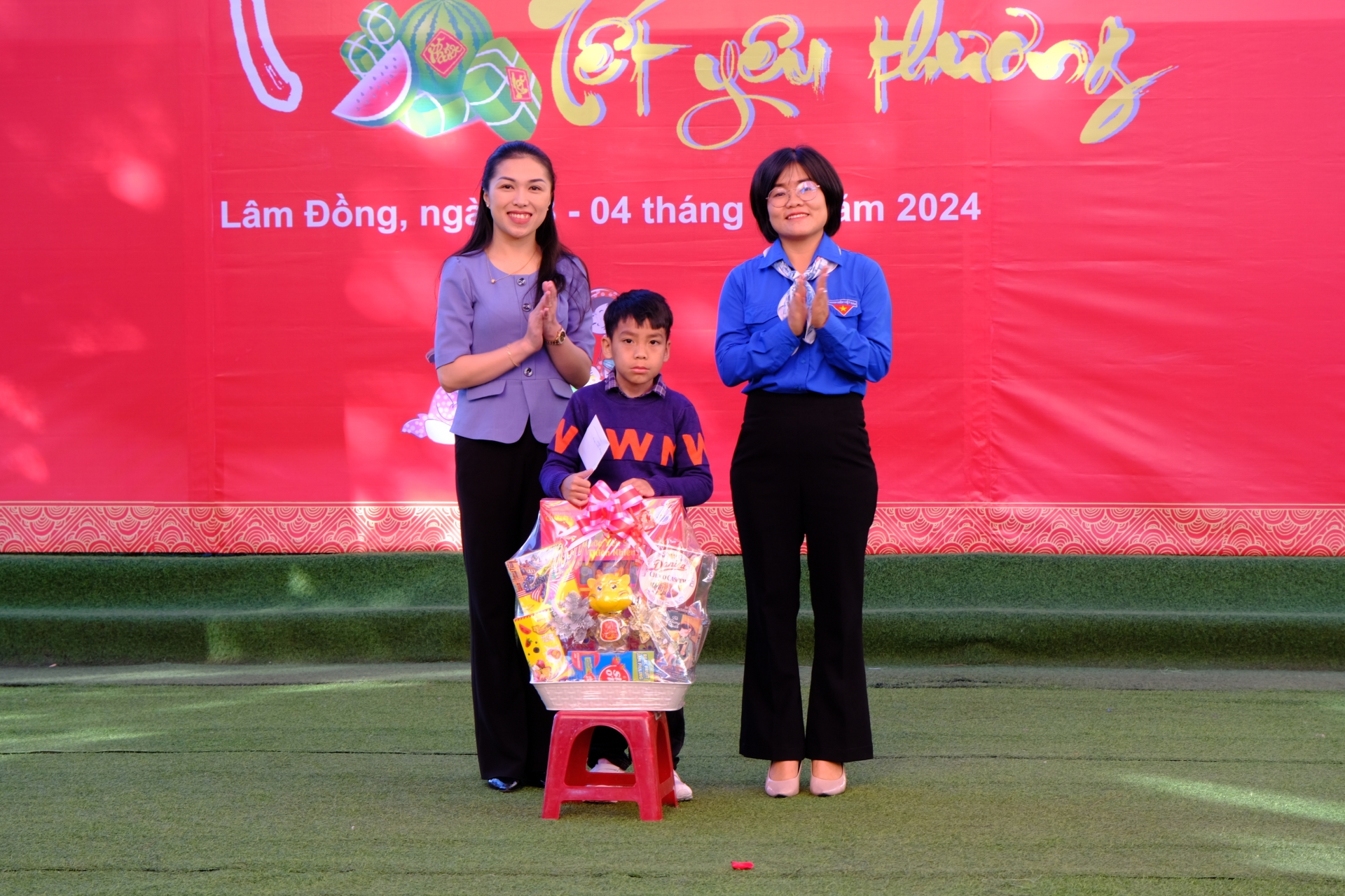 Trao học bổng cho em Lương Gia Huy - học sinh lớp 2C trường Tiểu học Trần Bình Trọng, Đà Lạt