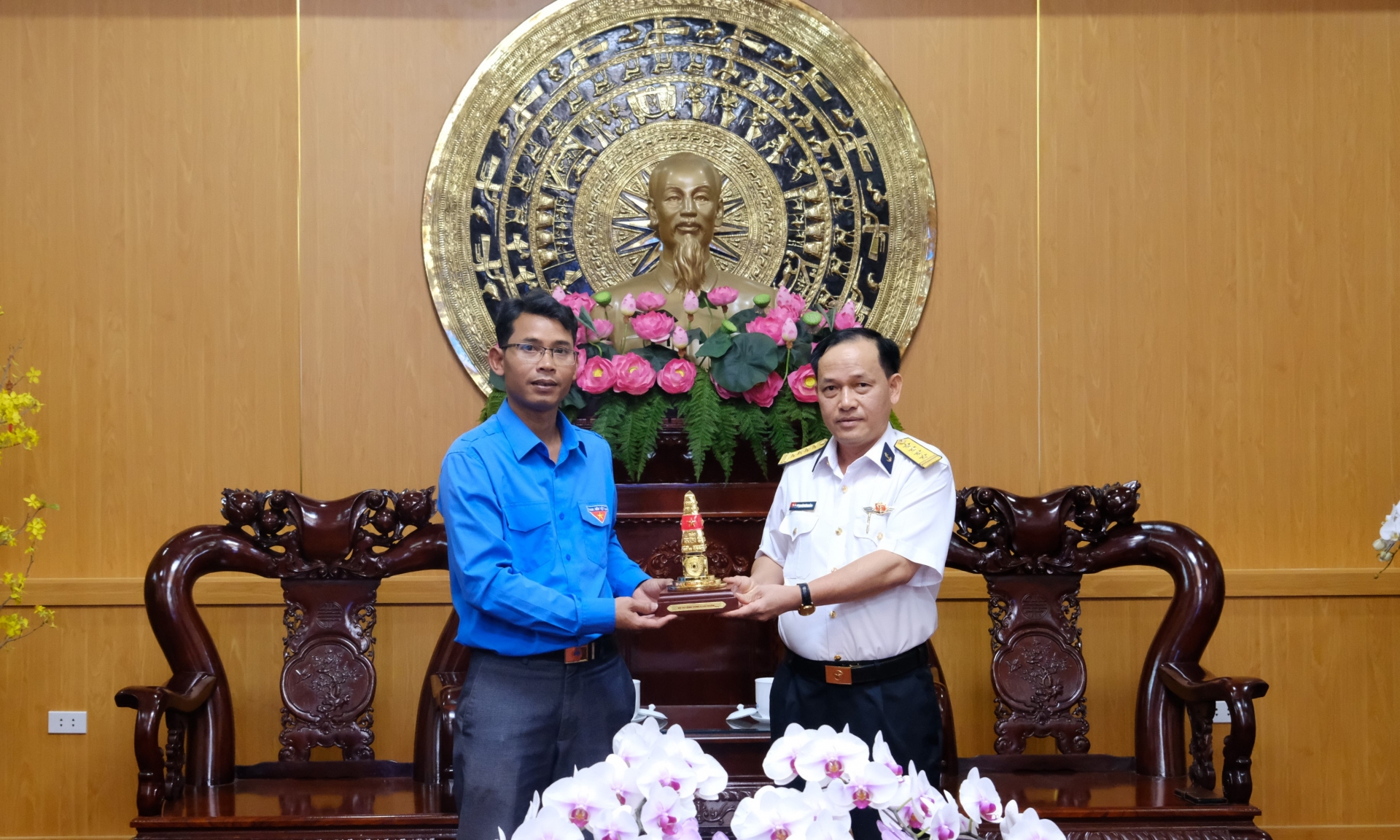 Đại tá Nguyễn Đức Khởi – Phó Tư lệnh Vùng 4 Hải quân tặng quà lưu niệm cho Tỉnh đoàn 
