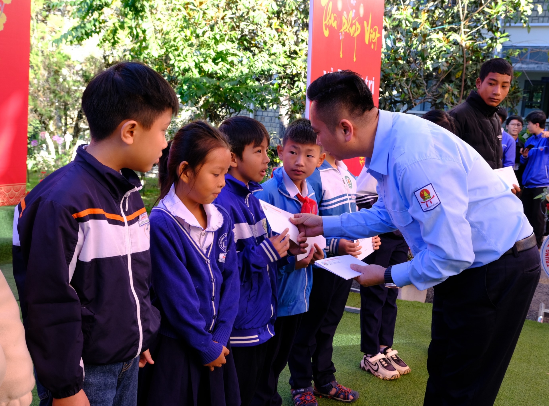 Anh Lê Anh Quân - Phó Chủ tịch Hội Đồng Đội Trung ương tặng học bổng cho các em học sinh vượt khó học giỏi