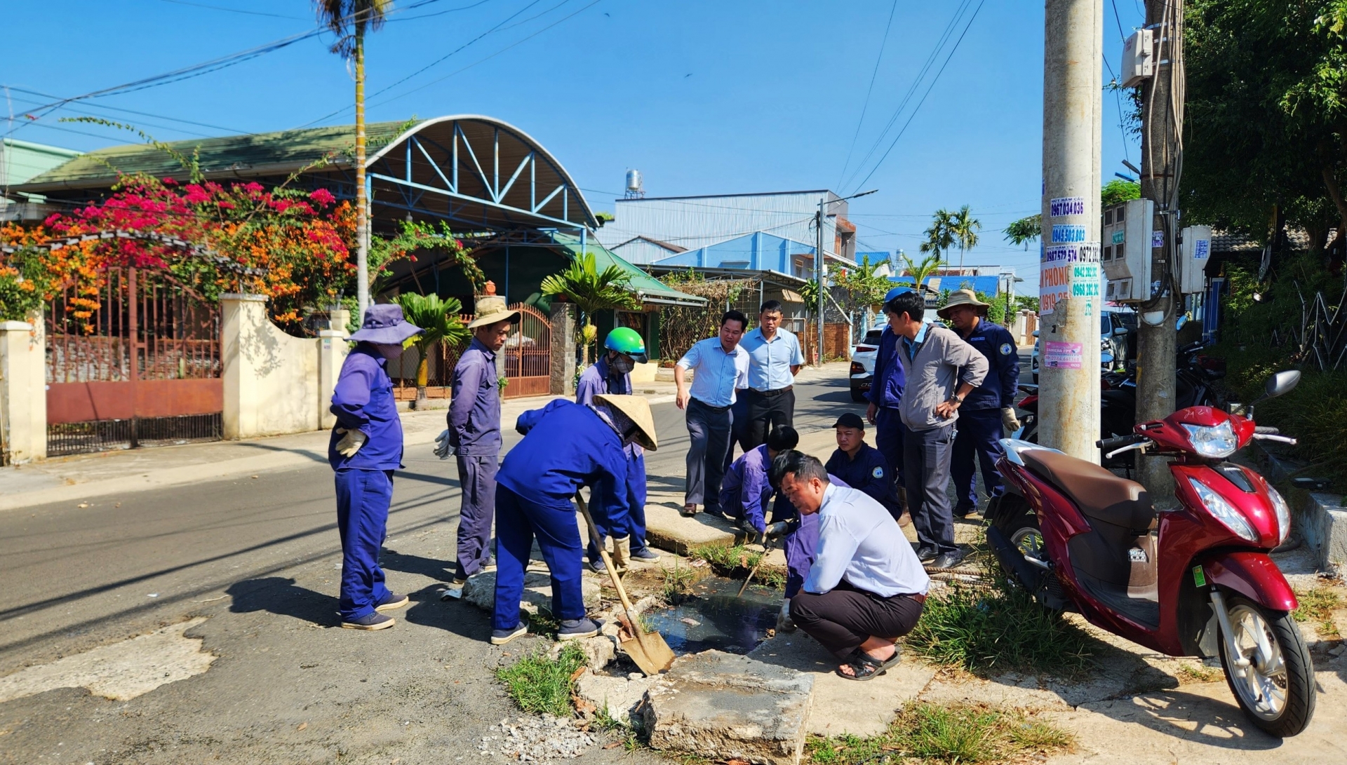 Sau khi Báo Lâm Đồng phản ánh, ngay trong sáng 22/2, lãnh đạo TP Bảo Lộc đã chỉ đạo các đơn vị liên quan tiến hành xử lý, khắc phục cống dẫn nước tải bị hư hỏng gây ô nhiễm muôi trường