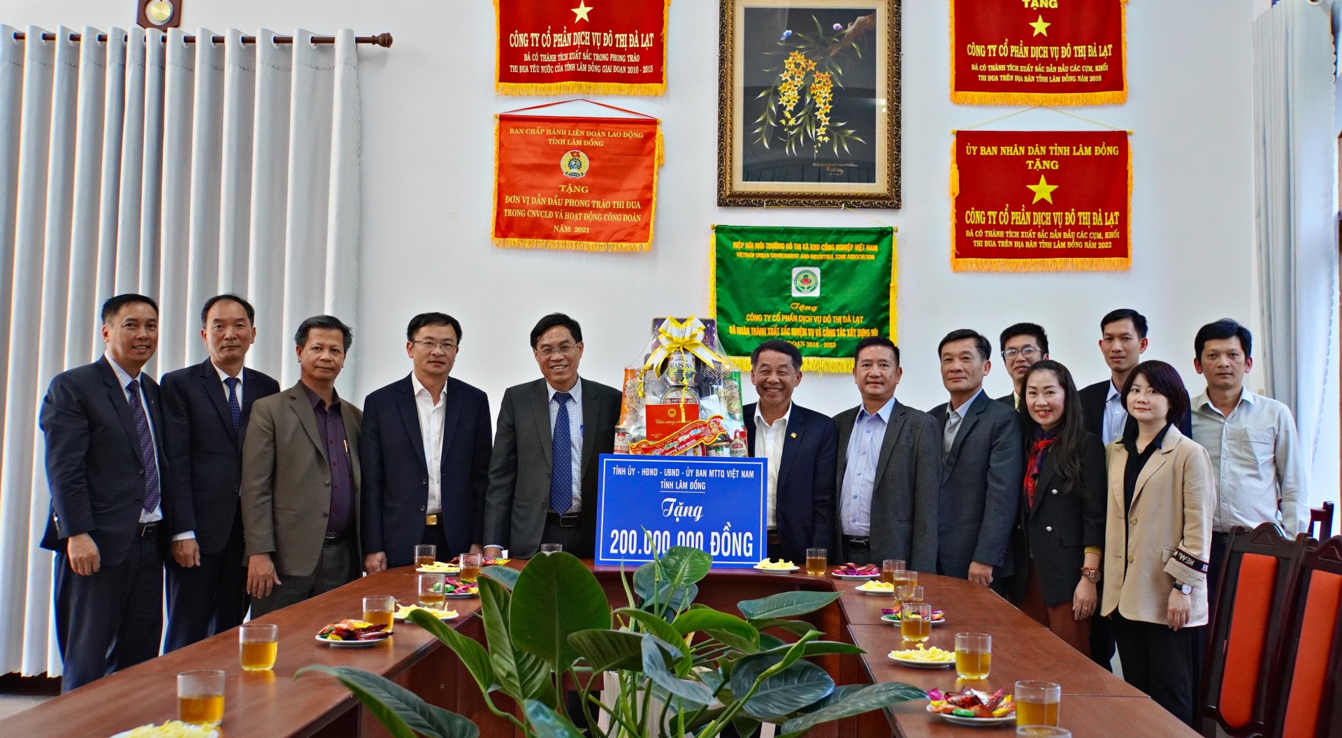 Phó Chủ tịch UBND tỉnh Lâm Đồng dẫn đầu đoàn công tác của tỉnh thăm, tặng quà Công ty MTV Dịch vụ đô thị Đà Lạt nhân dịp Tết Nguyên đán 2024