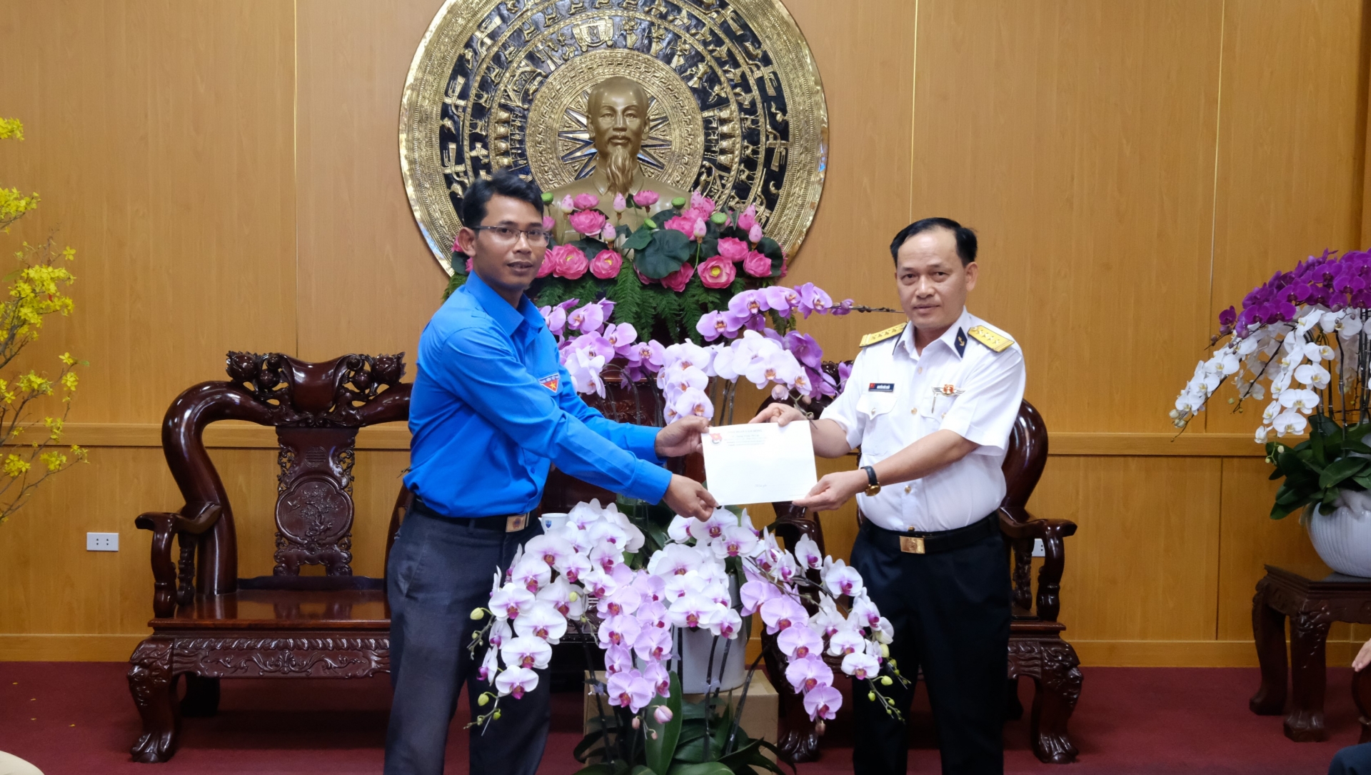 Đồng chí Ndu Ha Biên – Phó Bí thư Tỉnh đoàn tặng hoa và quà đặc sản Lâm Đồng cho Lãnh đạo Bộ Tư lệnh Vùng 4 Hải quân