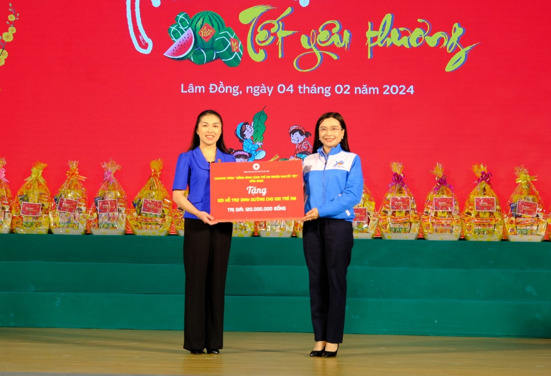 chị Nguyễn Phạm Duy Trang - Bí thư BCH Trung ương Đoàn, Chủ tịch Hội đồng Đội Trung ương trao tặng Gói hỗ trợ dinh dưỡng cho trẻ em Lâm Đồng