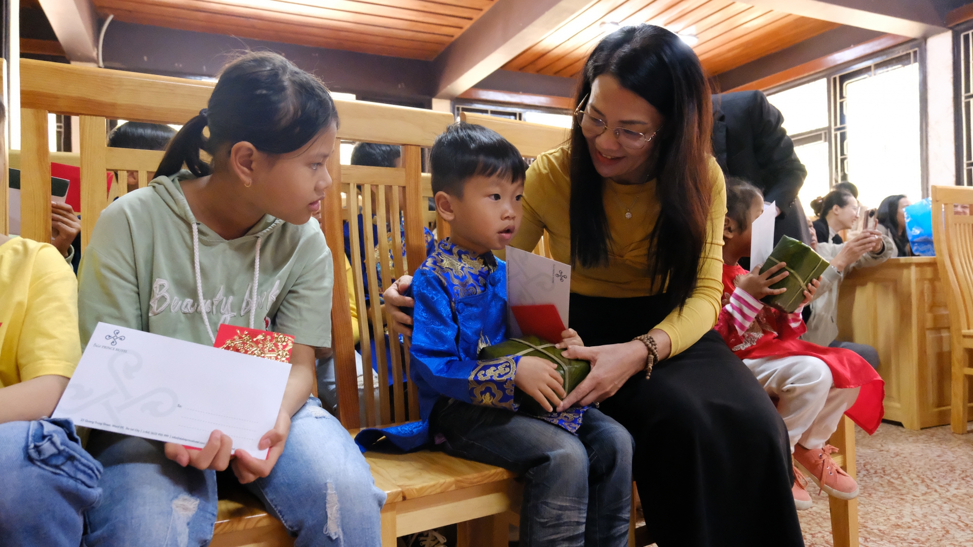 Nhà báo Hồ Lan hỏi thăm các em nhỏ tại Làng trẻ em SOS