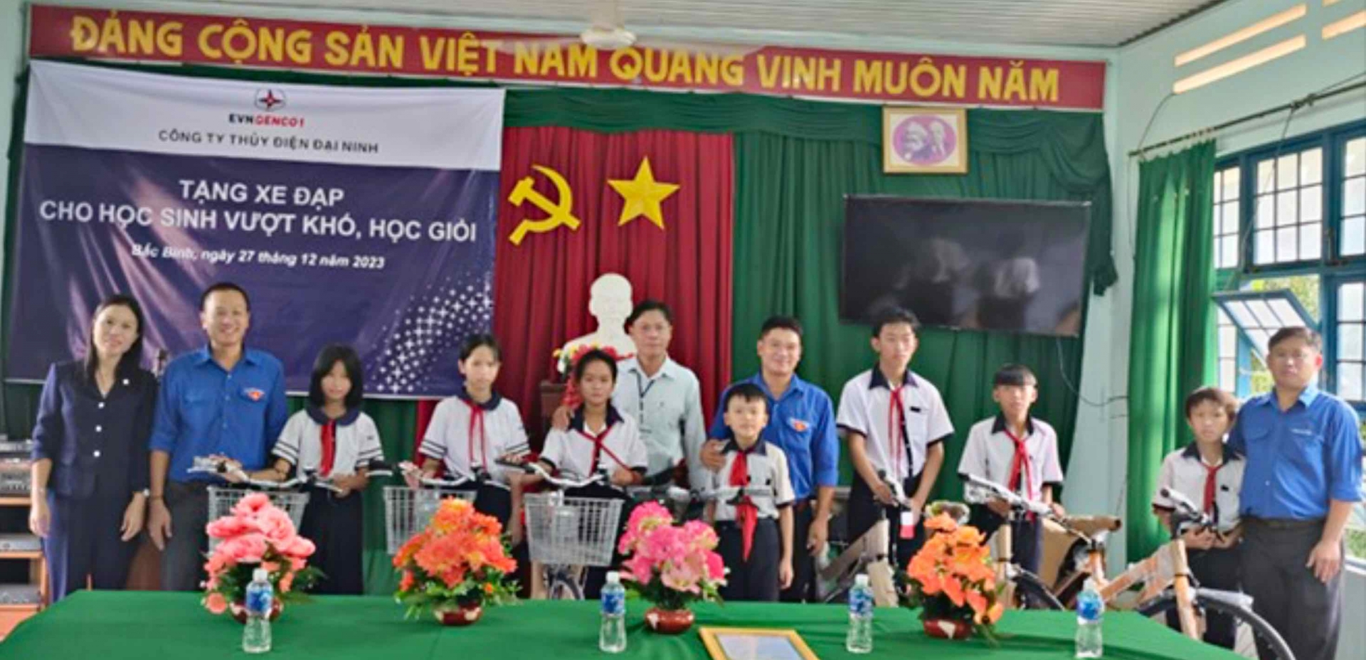 Tặng xe đạp cho các em học sinh Trường THCS Lương Sơn