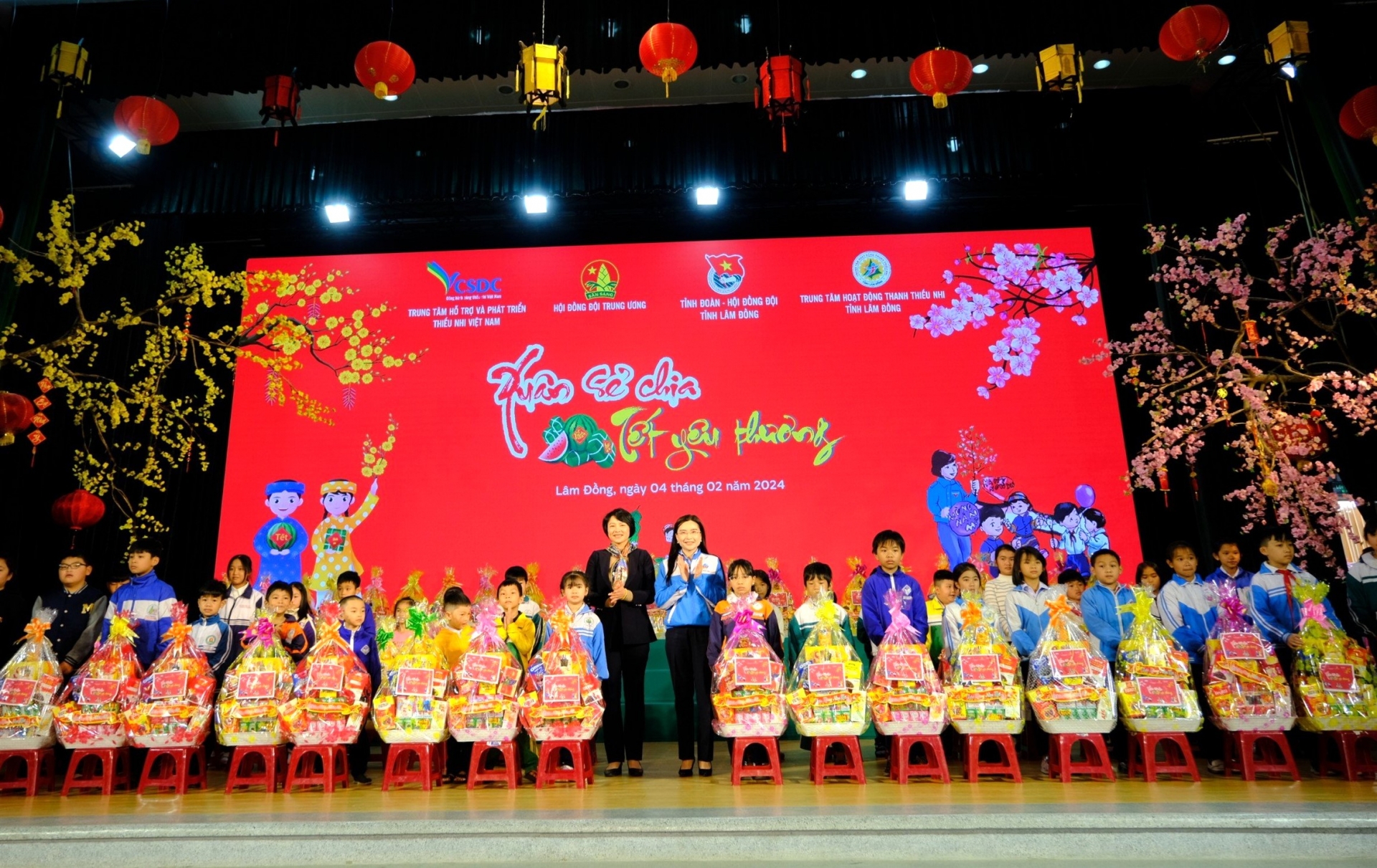 Chủ tịch Hội đồng Đội Trung ương Nguyễn Phạm Duy Trang và Trưởng Ban Dân vận Tỉnh ủy Lâm Đồng  trao quà Tết cho các em thiếu nhi