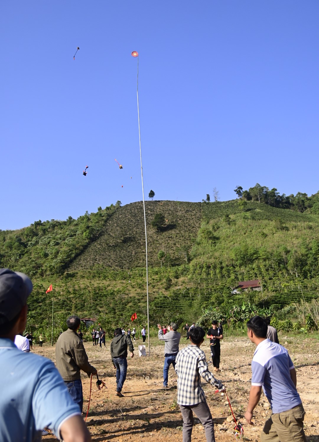 Trò chơi ném còn thu hút đông đảo trai làng Mông và du khách tham gia