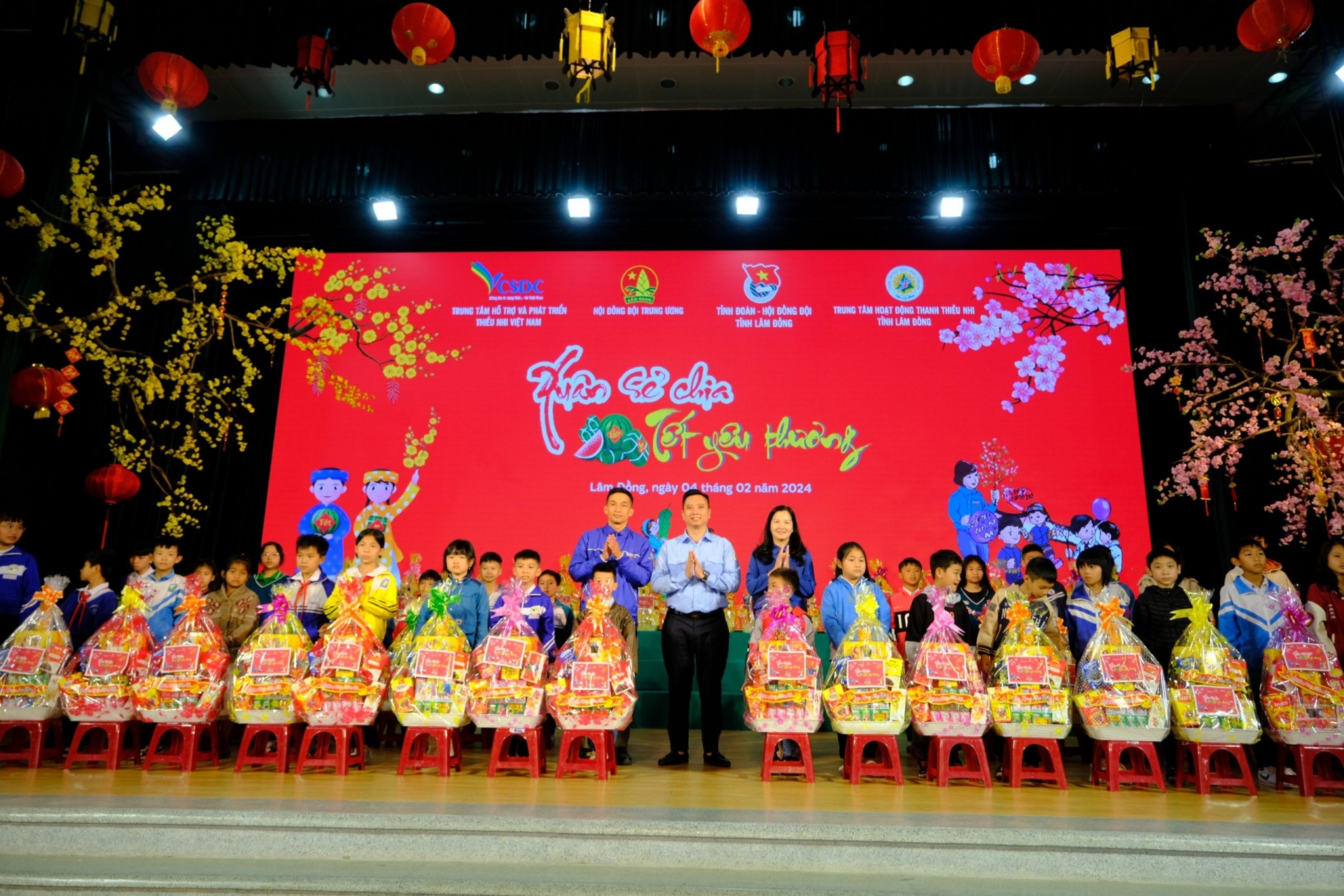 700 suất quà Tết đã được trao cho các em thiếu nhi trên địa bàn thành phố Đà Lạt