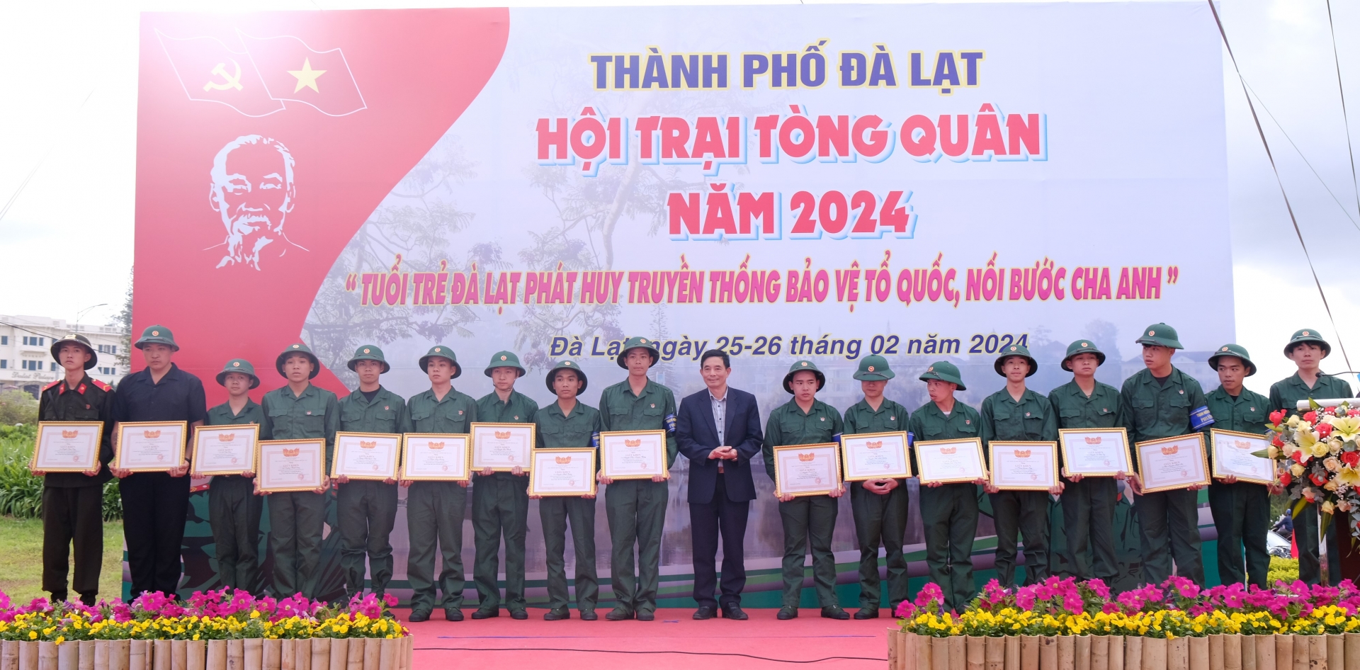Ông Nguyễn Quang Tuyến - Giám đốc Sở Tư pháp Lâm Đồng tặng giấy khen động viên tinh thần cho thanh niên trước ngày lên đường nhập ngũ