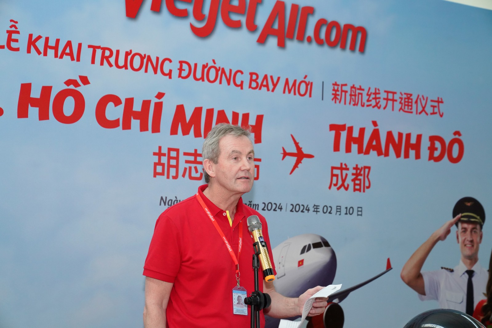 Phó Tổng giám đốc vận hành Vietjet Micheal Hickey công bố khai trương đường bay tại TP. Hồ Chí Minh.
