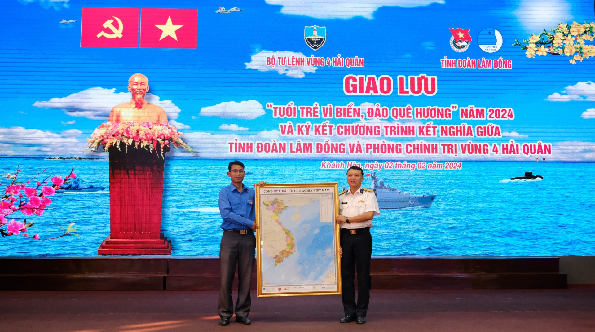 Tỉnh Đoàn Lâm Đồng tặng Phòng Chính trị Vùng 4 50 tấm bản đồ Việt Nam để hưởng ứng Cuộc vận động Tự hào một dải non sông