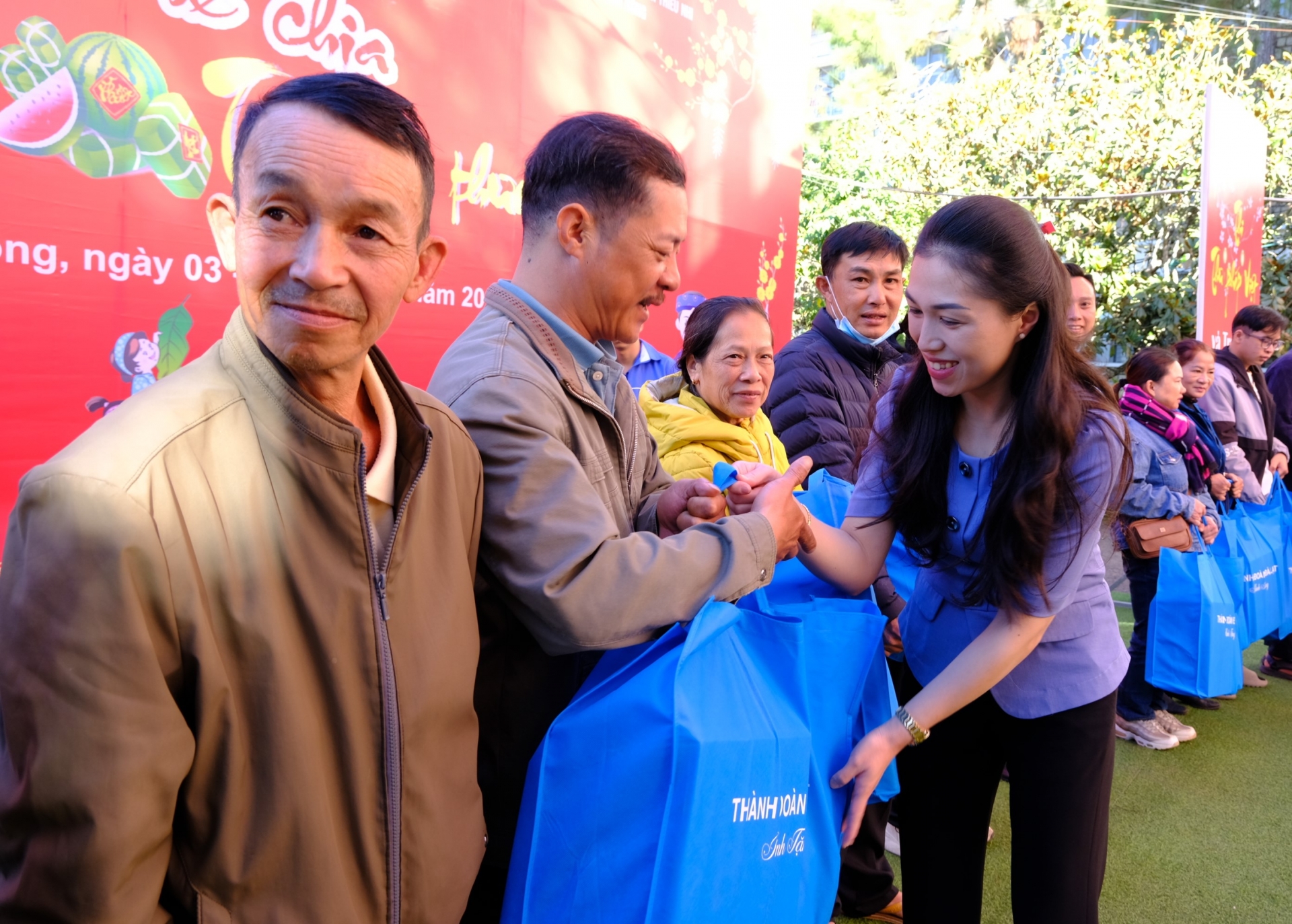 Chị Trần Diệp Mỹ Dung - Phó Bí thư Tỉnh Đoàn, Chủ tịch Hội đồng Đội tỉnh trao tặng quà Tết cho các hộ gia đình có hoàn cảnh khó khăn