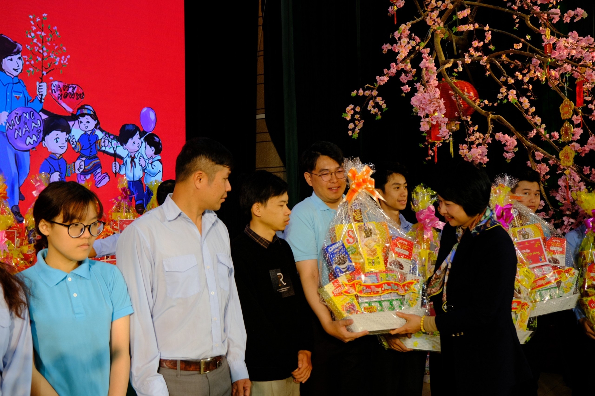 Trưởng Ban Dân vận Tỉnh ủy Phạm Thị Phúc tặng quà cho các Tổng phụ trách 