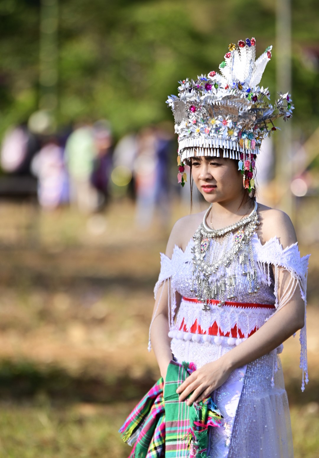 Con trẻ cùng thiếu nữ Tày, Nùng ở làng Mông trong trang phúc truyền thống đi trẫy hội đầu xuân