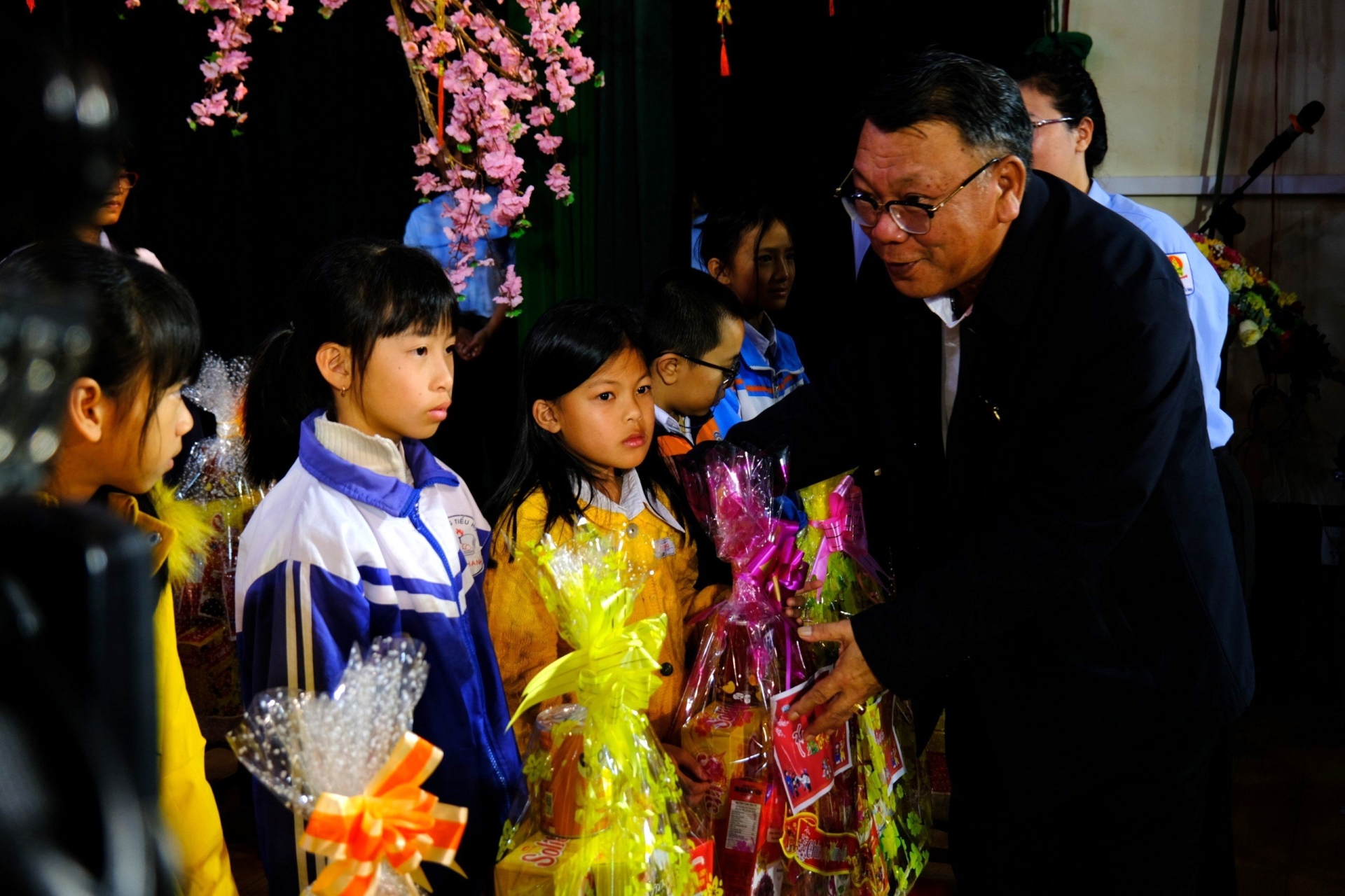 Nguyễn Tạo - Tỉnh uỷ viên, Phó Trưởng đoàn Đại biểu quốc hội đơn vị tỉnh Lâm Đồng tặng quà Tết cho các em thiếu 