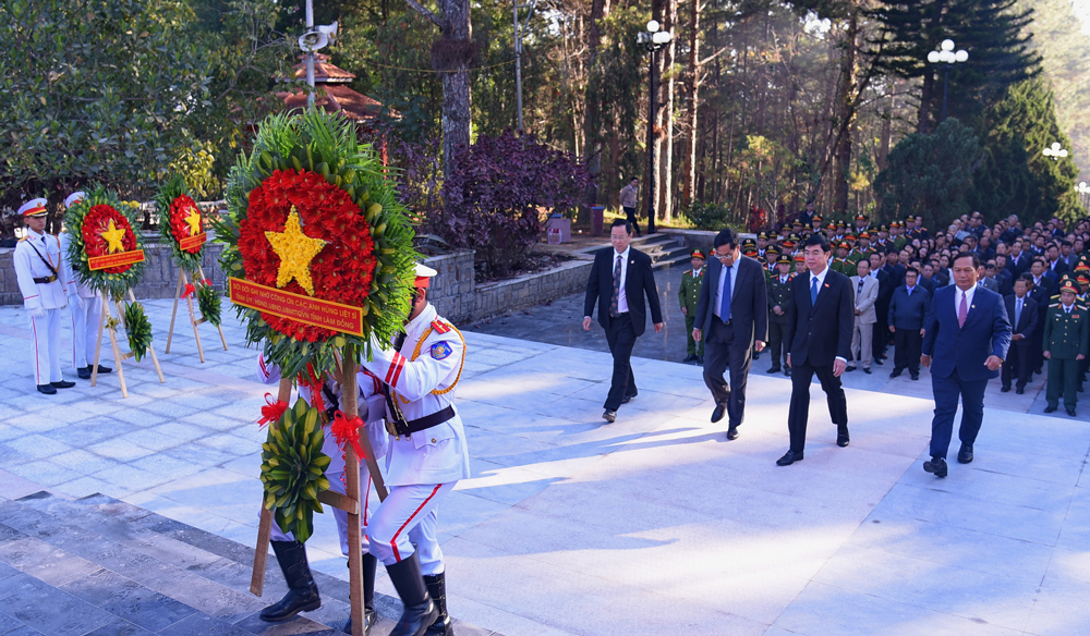 Lãnh đạo tỉnh viếng Nghĩa trang liệt sĩ nhân dịp Tết Nguyên đán 2024