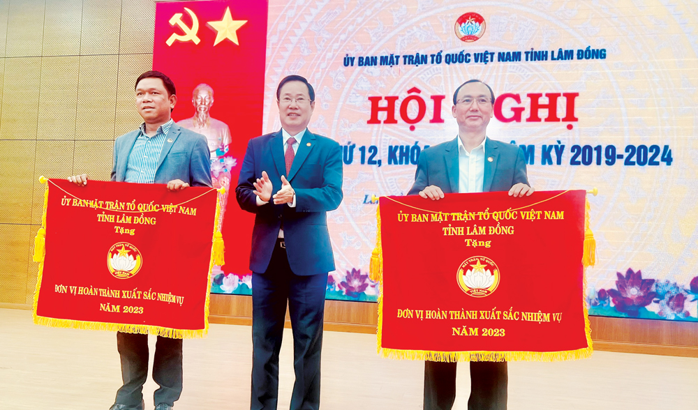MTTQ huyện Di Linh và Bảo Lâm vinh dự nhận cờ thi đua xuất sắc của MTTQ tỉnh Lâm Đồng năm 2023