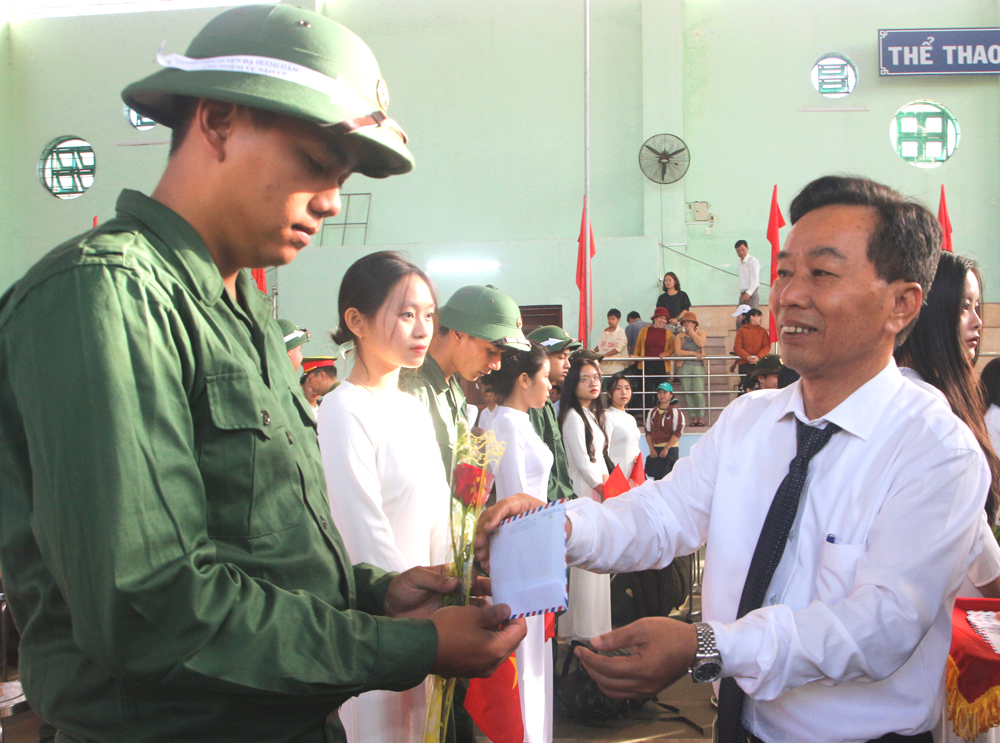 Đồng chí Nguyễn Quý Mỵ - Bí thư Huyện ủy, Chủ tịch HĐND huyện Đạ Huoai tặng quà, động viên tân binh