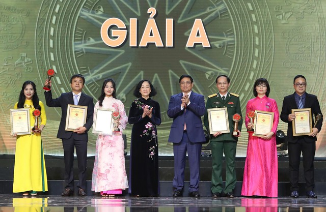 Thủ tướng Phạm Minh Chính và Thường trực Ban Bí thư, Trưởng Ban Tổ chức Trung ương Trương Thị Mai trao giải A cho các tác giả, nhóm tác giả có tác phẩm đoạt giải