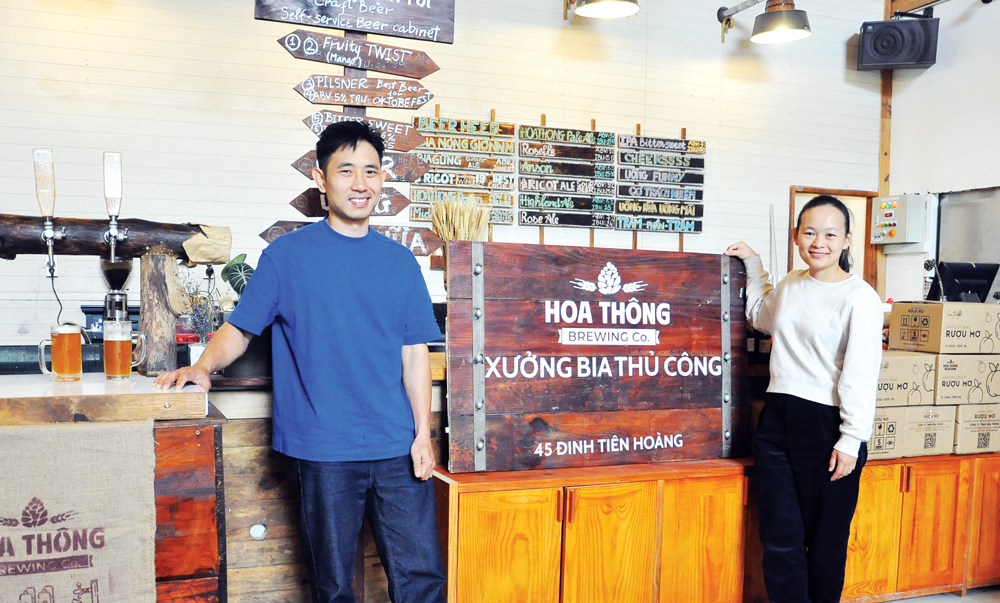 Anh Phạm Minh Tuấn và chị Lê Thị Phương tại nhà hàng bán bia thủ công của mình tại Đà Lạt