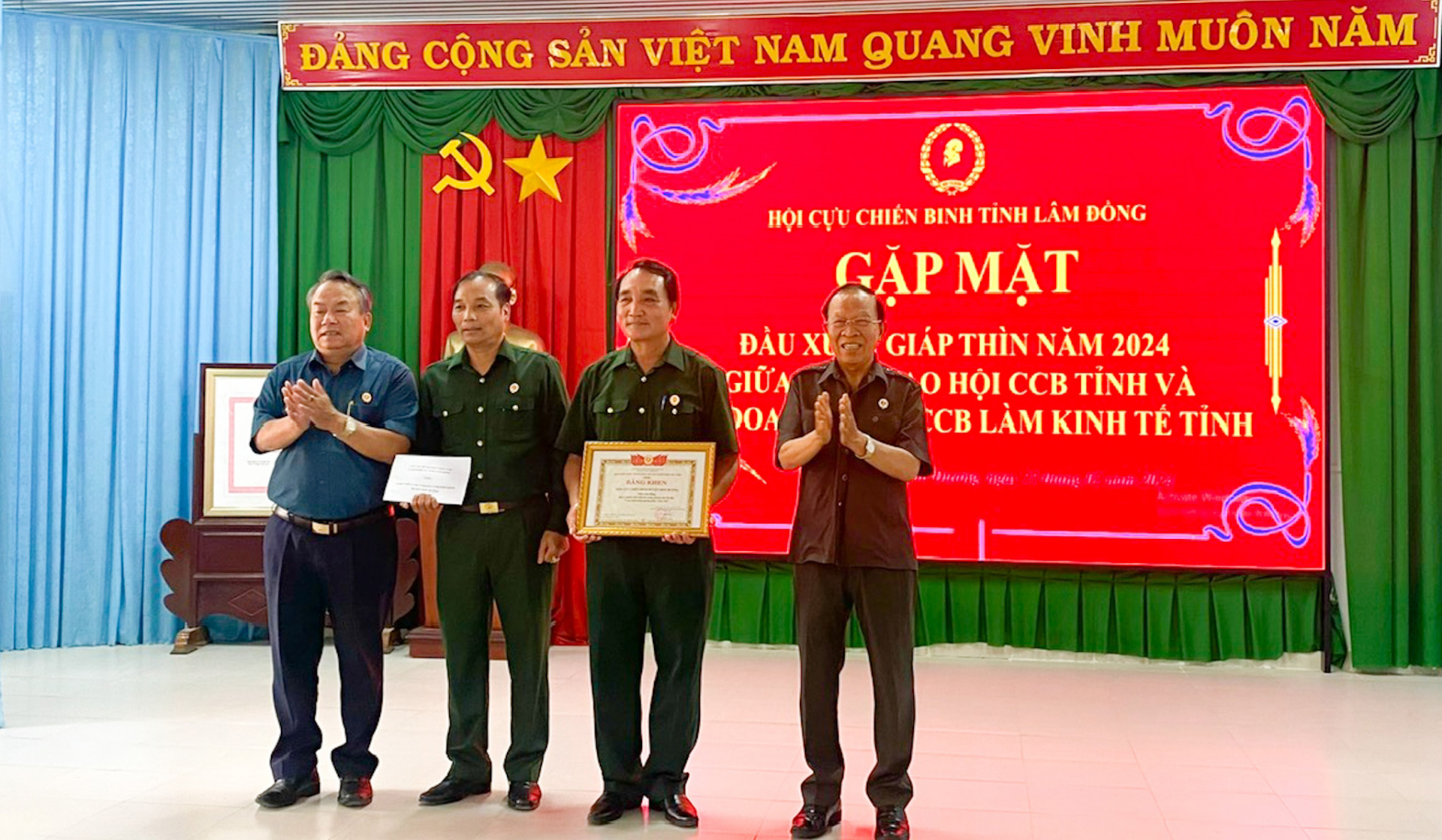 Hội CCB huyện Đơn Dương nhận bằng khen của Trung ương Hội CCB
