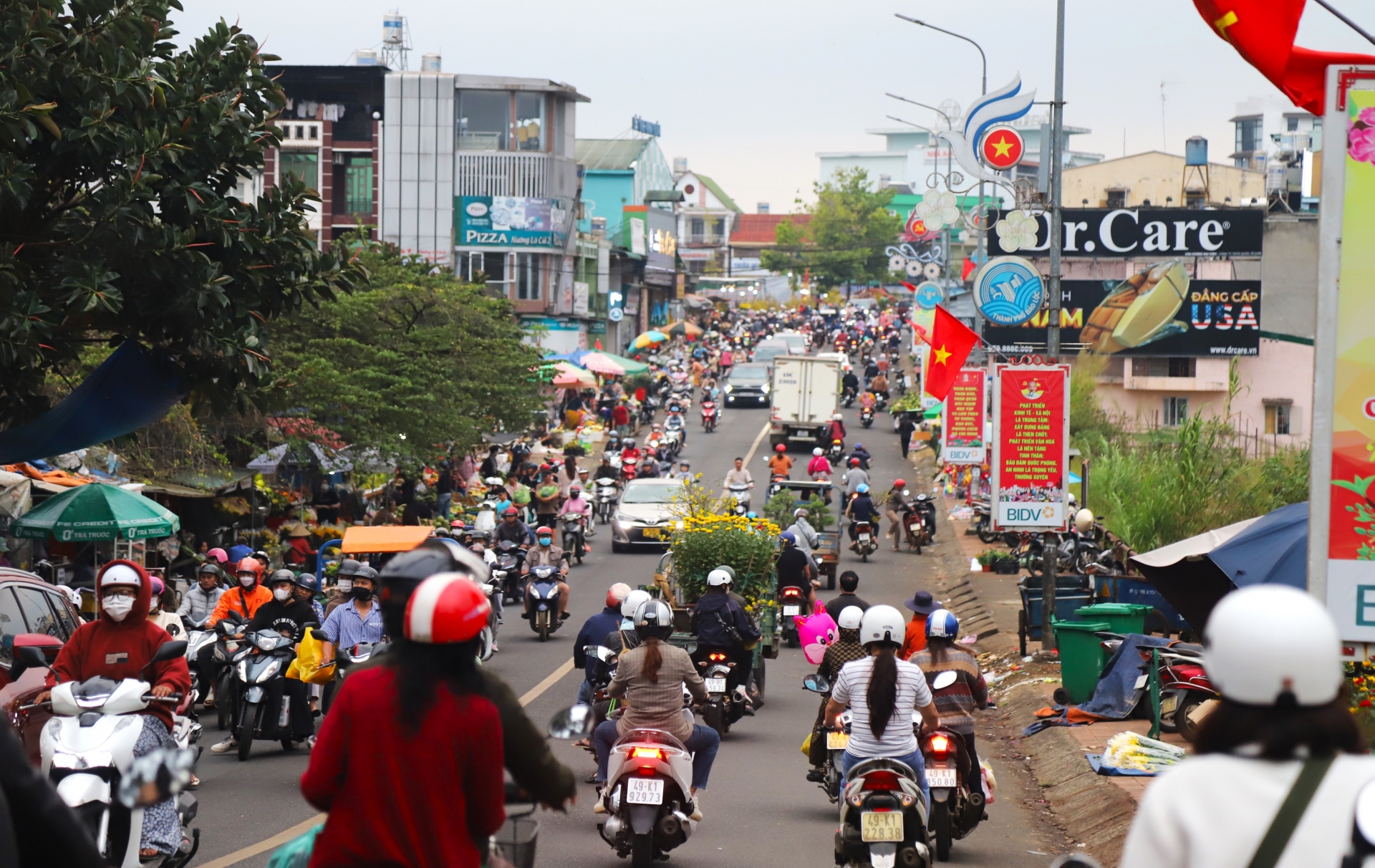 Không khí đông vui, tập nập tại tuyến đường đến chợ hoa xuân TP Bảo Lộc vào chiều 29 Tết