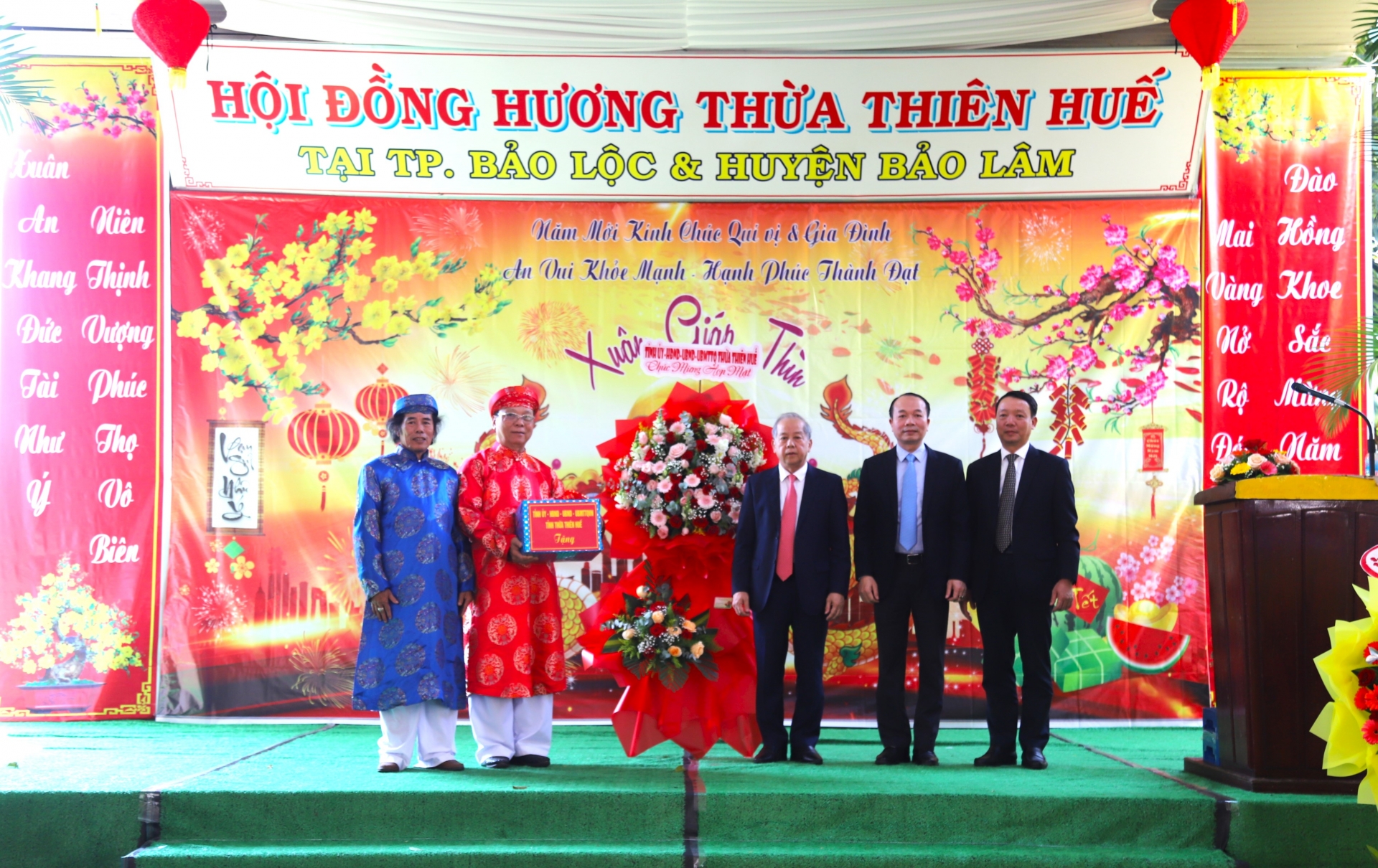 Các đồng chí lãnh đạo tỉnh Thừa Thiên Huế và TP Huế tặng hoa và quà chúc mừng Hội đồng hương 
