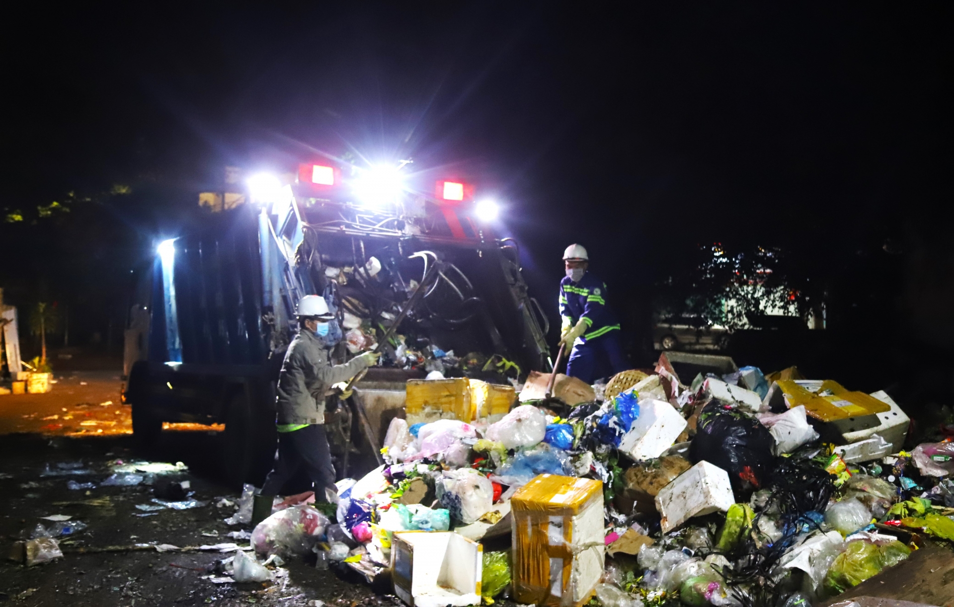 Theo ước tính trong đêm Giao thừa tại TP Bảo Lộc phát sinh khoảng 600 tấn rác thải sinh hoạt cần thu gom