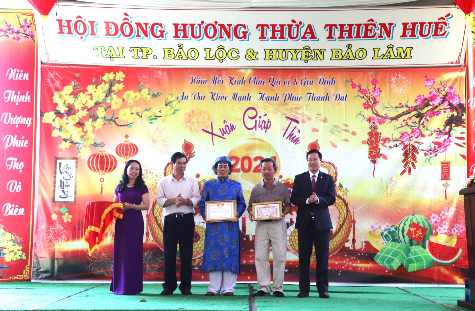 Đồng chí Phạm Triều - Chủ tịch Ủy ban MTTQ Việt Nam tỉnh Lâm Đồng trao giấy khen cho Hội đồng hương Thừa Thiên Huế