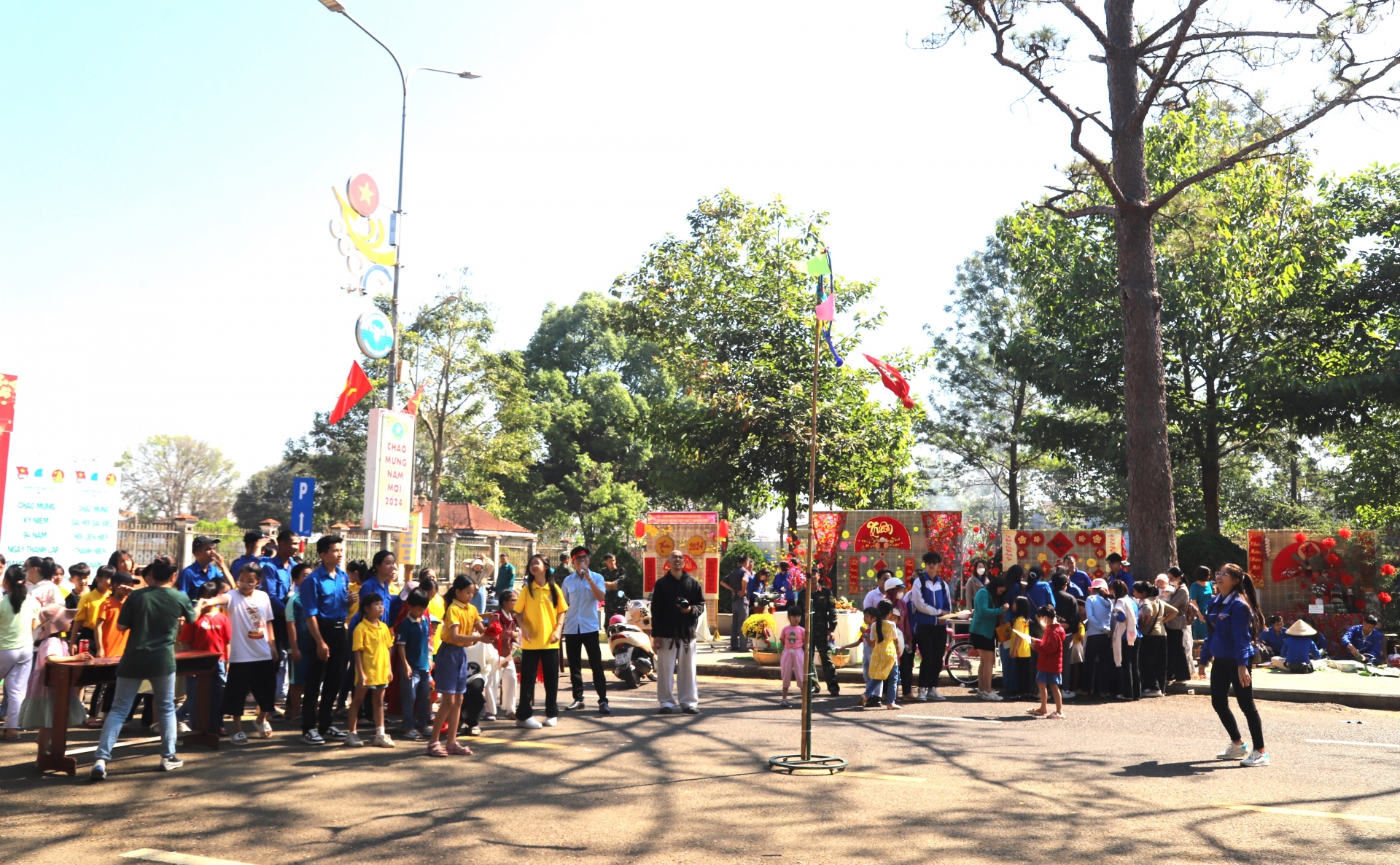 Đông đảo học sinh, thiếu nhi tham gia các trò chơi dân gian tại Ngày hội