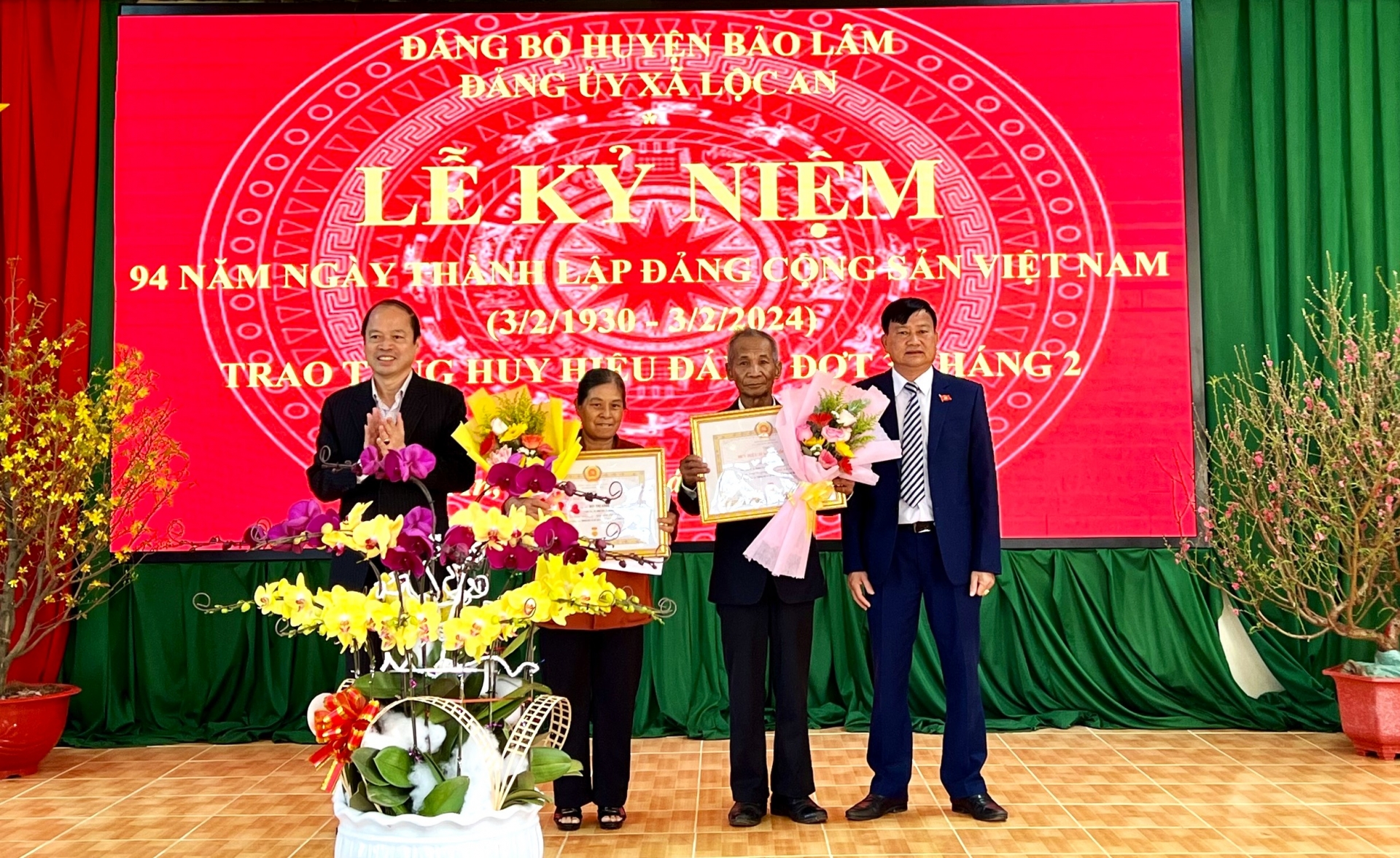Đồng chí Nguyễn Viết Vân - Bí thư Huyện ủy Bảo Lâm trao tặng Huy hiệu Đảng cho các đảng viên tại xã Lộc An