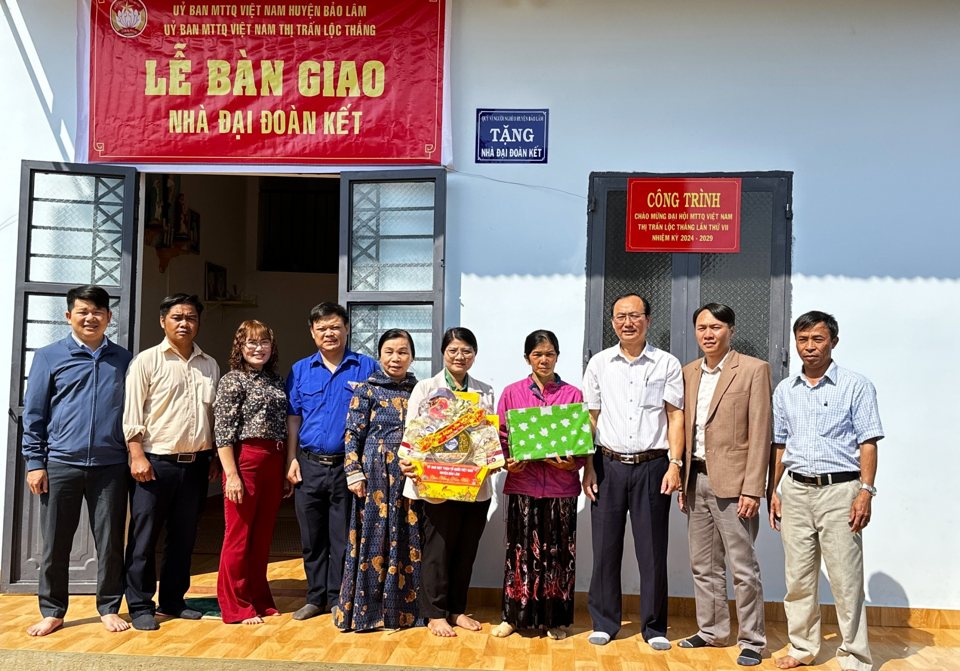Ủy ban MTTQ Việt Nam huyện Bảo Lâm bàn giao nhà đại đoàn kết và trao tặng quà cho gia đình bà Ka Thốp