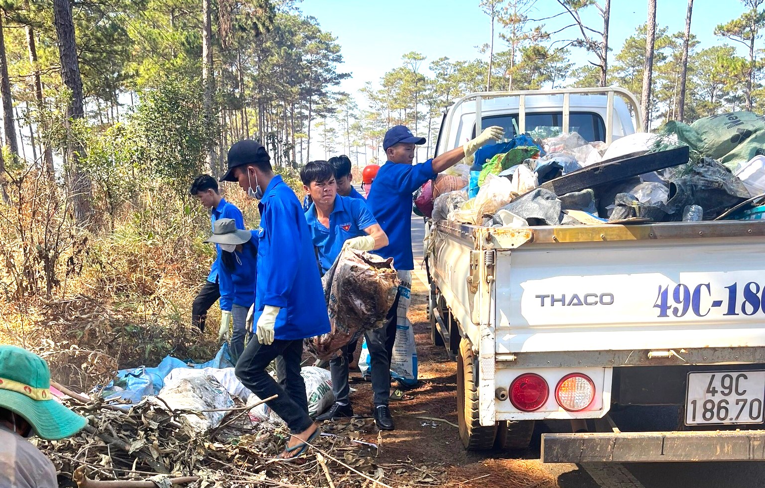 Đoàn viên, thanh niên huyện Bảo Lâm tích cực tham gia dọn vệ sinh môi trường, thu gom rác thải trên các tuyến đường