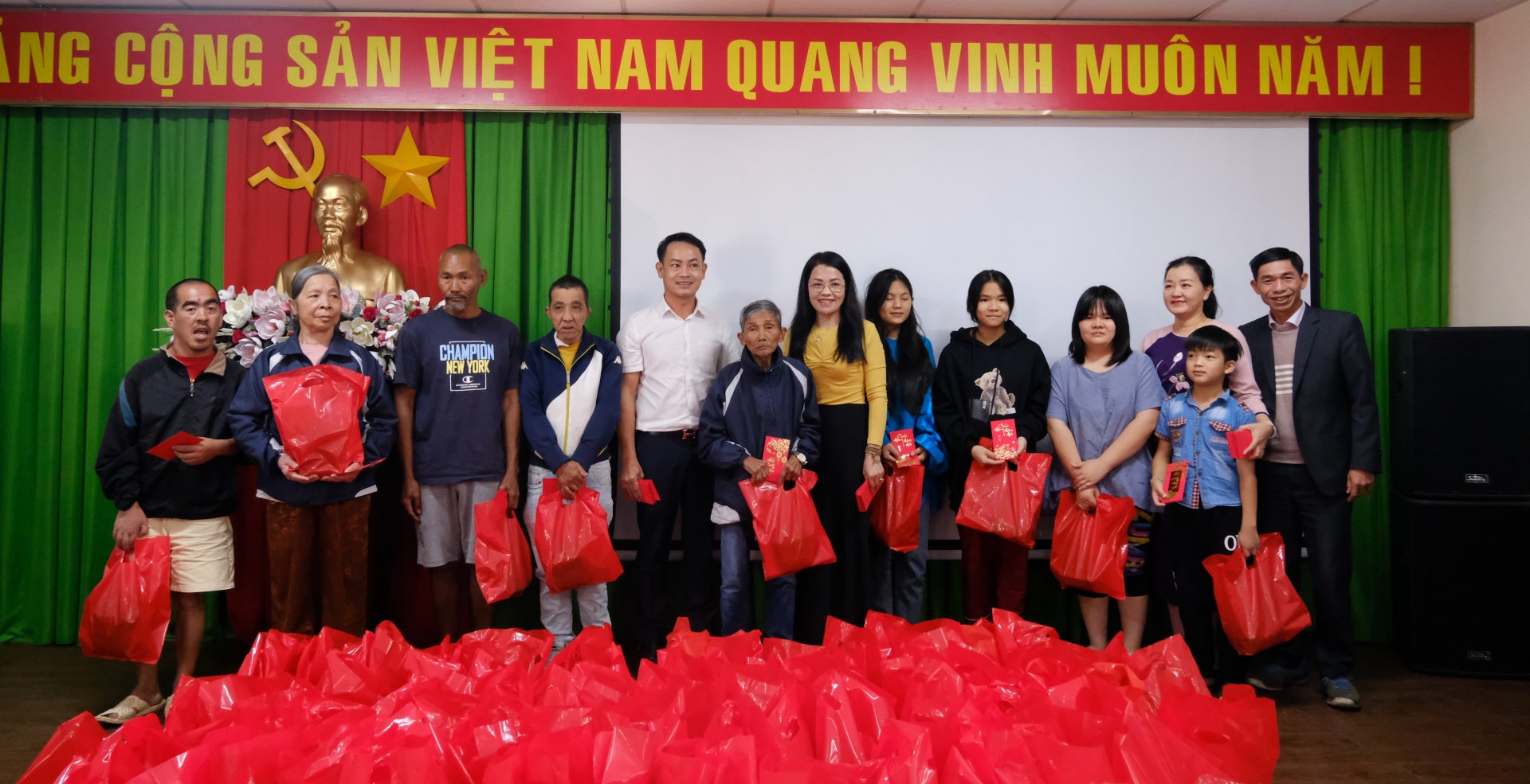 Báo Lâm Đồng phối hợp với Báo Sài Gòn Giải Phóng trao quà Tết cho đối tượng có hoàn cảnh khó khăn
