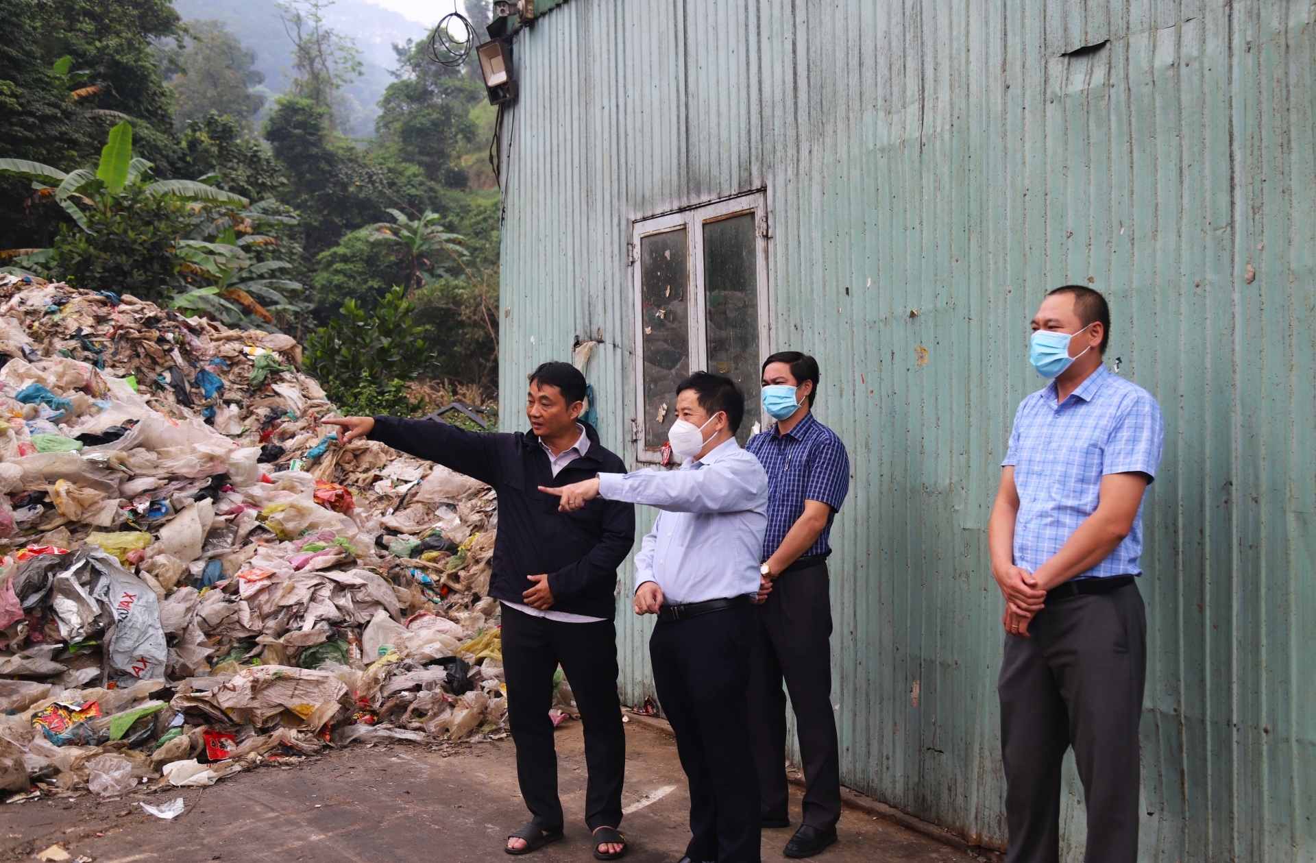 Chủ tịch UBND TP Bảo Lộc Nguyễn Văn Phương kiểm tra tại Nhà máy xử lý rác Bảo Lộc 
