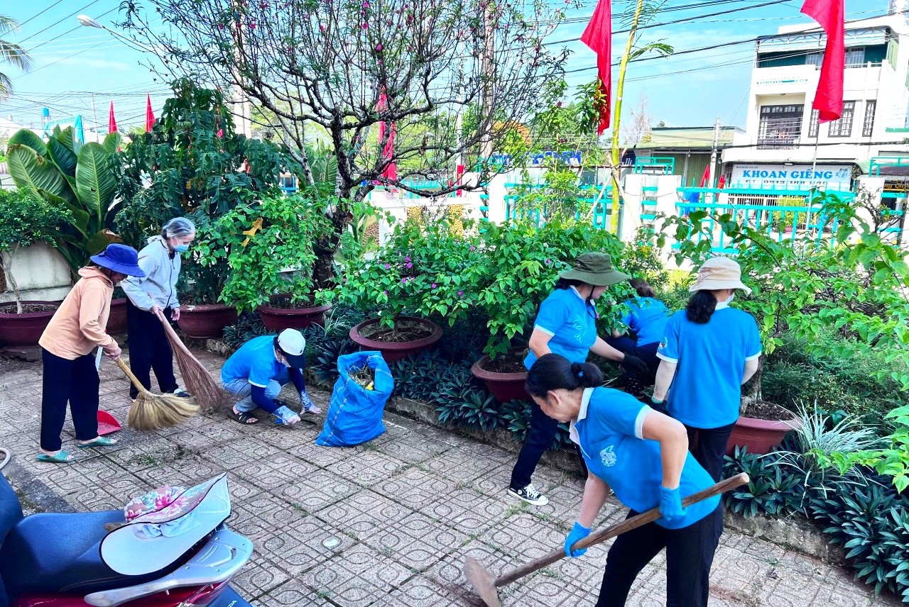 Bảo Lộc: Ra quân tổng vệ sinh môi trường đón Tết