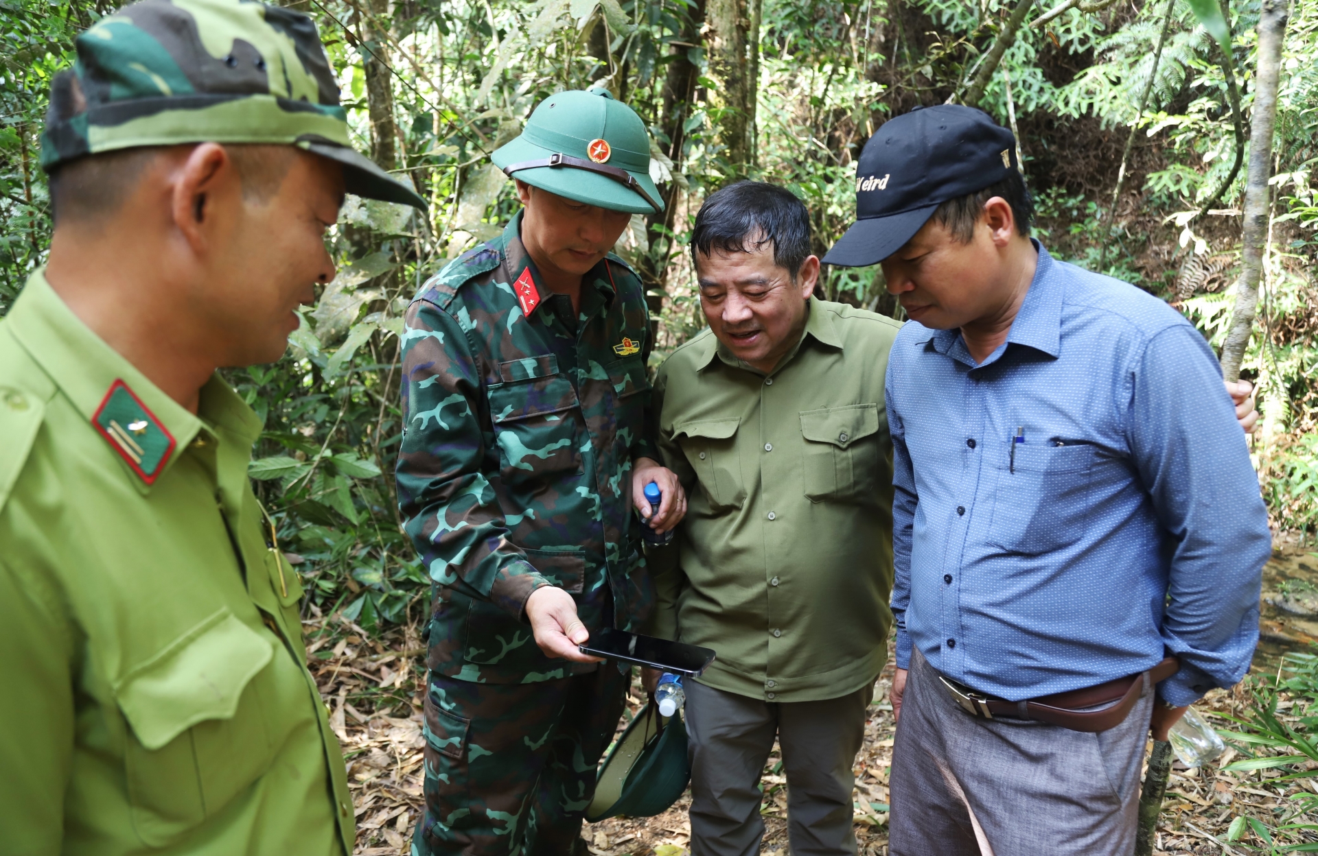 Lãnh đạo Ban Chỉ huy Quân sự TP Bảo Lộc báo cáo với Chủ tịch UBND thành phố về tọa độ lâm phận rừng tự nhiên do đơn vị quản lý