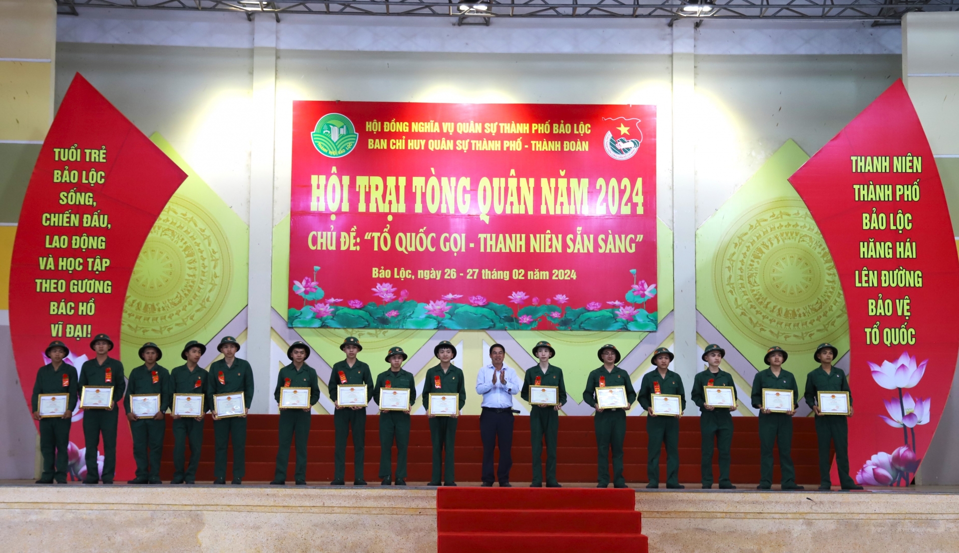 Đồng chí Nghiêm Xuân Đức - Phó Bí thư Thường trực Thành ủy, Chủ tịch HĐND TP Bảo Lộc trao khen thưởng cho các thanh niên tình nguyện viết đơn lên đường nhập ngũ