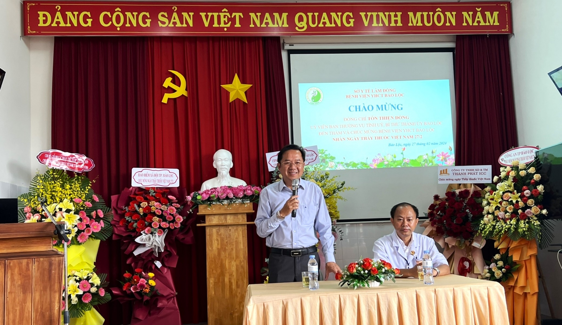 Đồng chí Tôn Thiên Đồng - Ủy viên Ban Thường vụ Tỉnh ủy, Bí thư Thành ủy Bảo Lộc đến thăm, chúc mừng Bệnh viện Y học cổ truyền Bảo Lộc