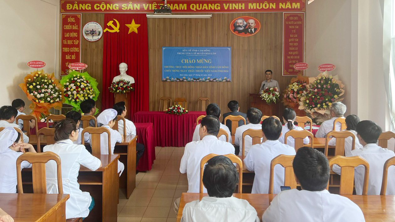 Đồng chí Nguyễn Khắc Bình – Phó Chủ tịch HĐND tỉnh biểu dương những kết quả Trung tâm Y tế huyện Bảo Lâm đạt được trong những năm qua
