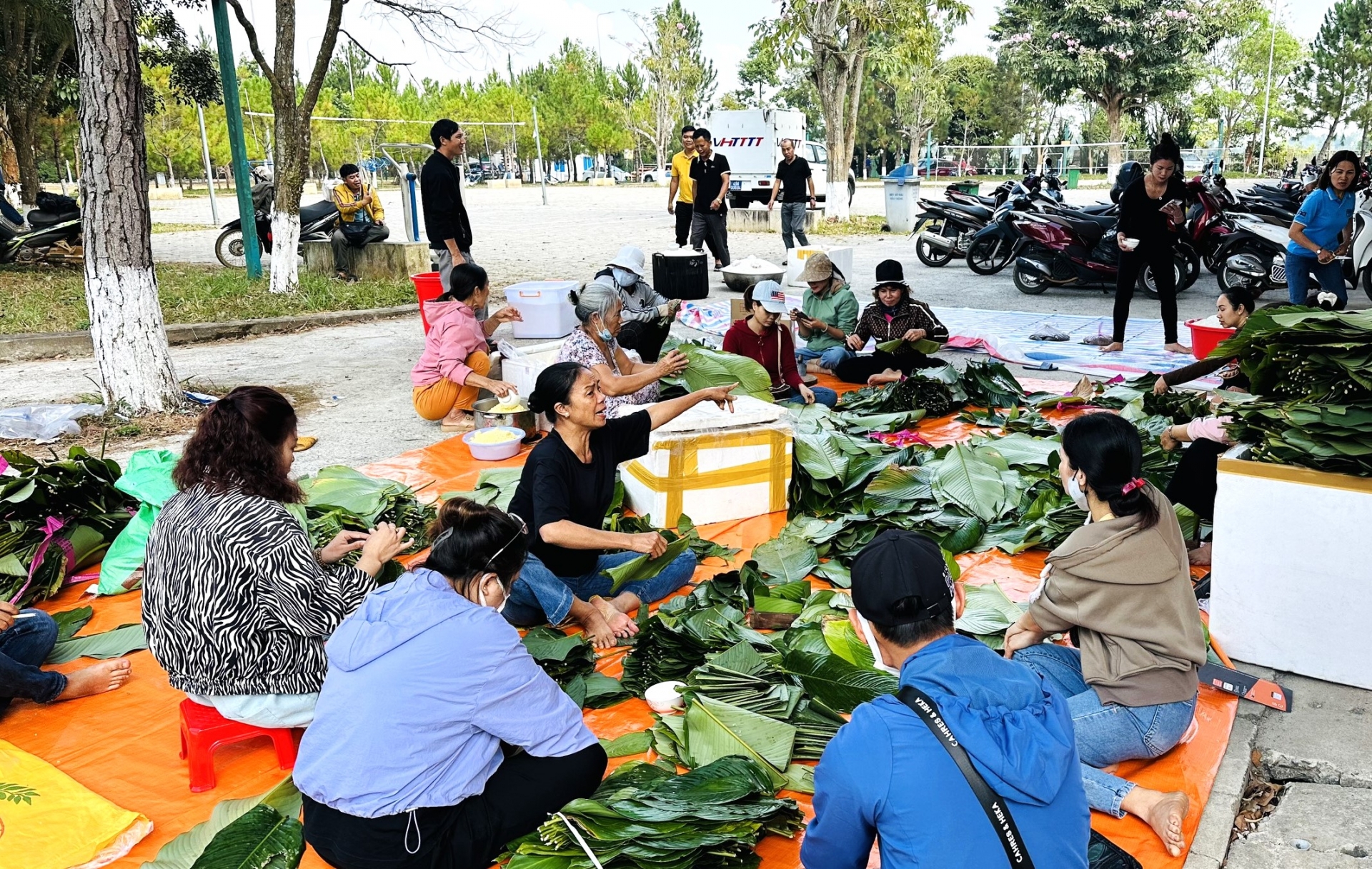 Các tình nguyện viên tham gia gói bánh chưng tặng quà tết cho người khó khăn