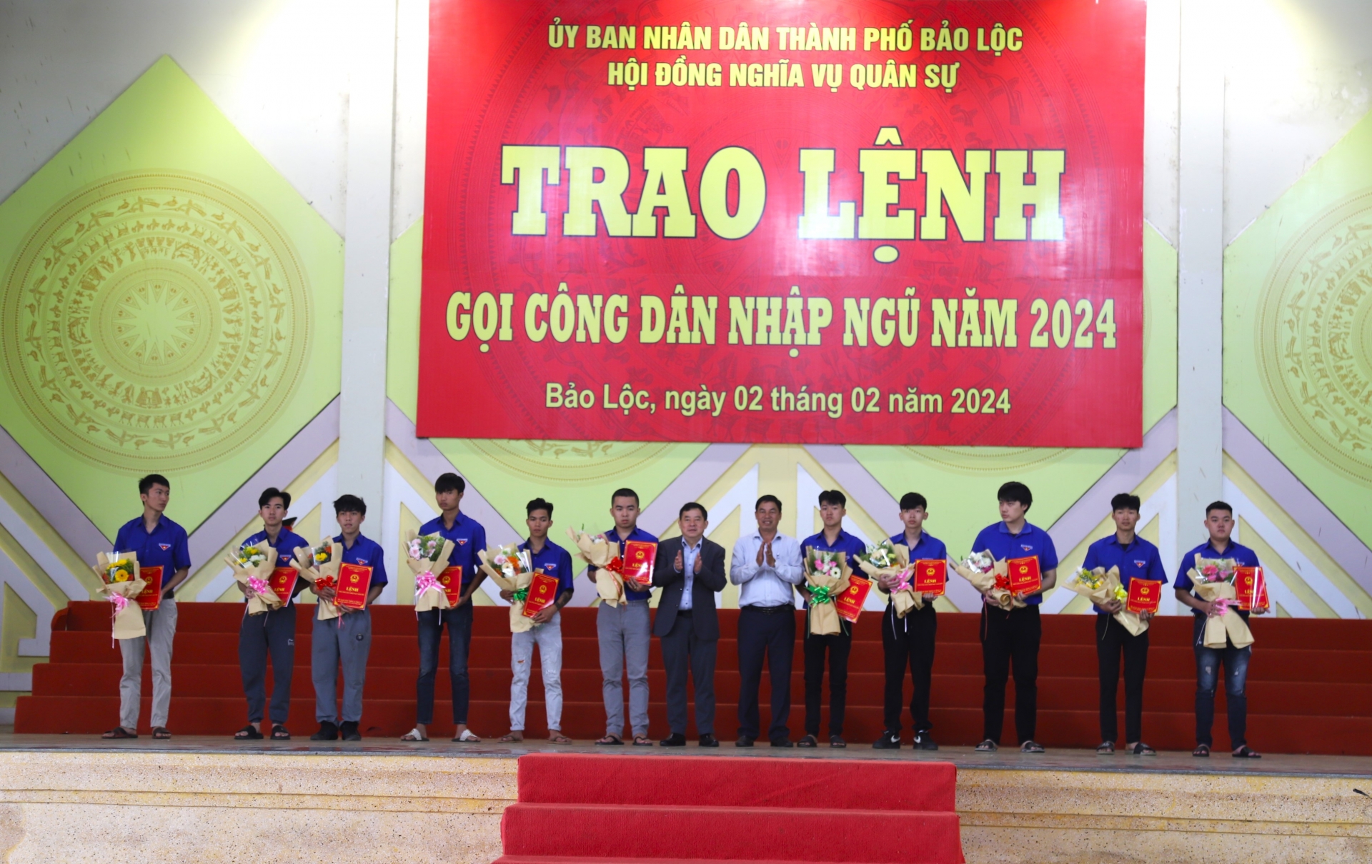 Bảo Lộc: Trao lệnh gọi công dân nhập ngũ cho 150 thanh niên
