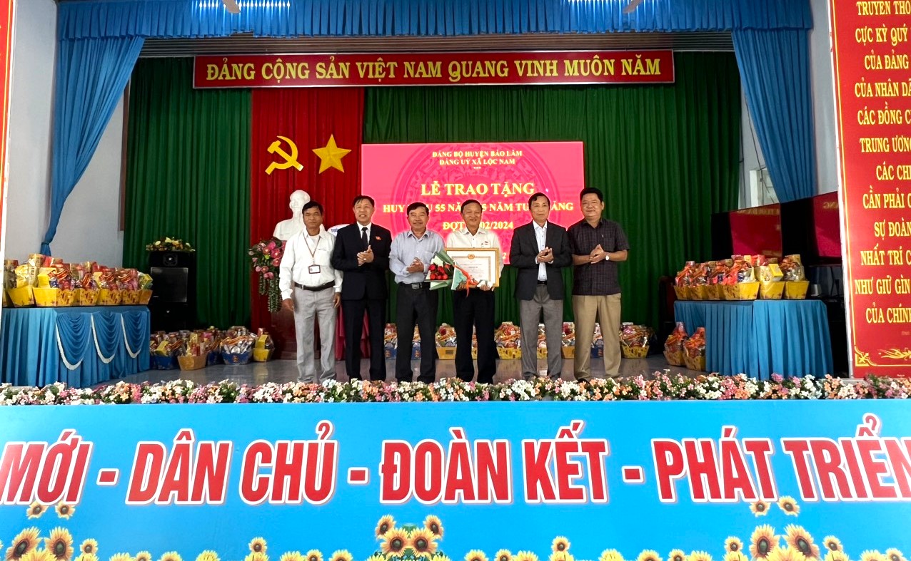 Lãnh đạo huyện Bảo Lâm trao tặng Huy hiệu Đảng cho các đảng viên tại xã Lộc Nam