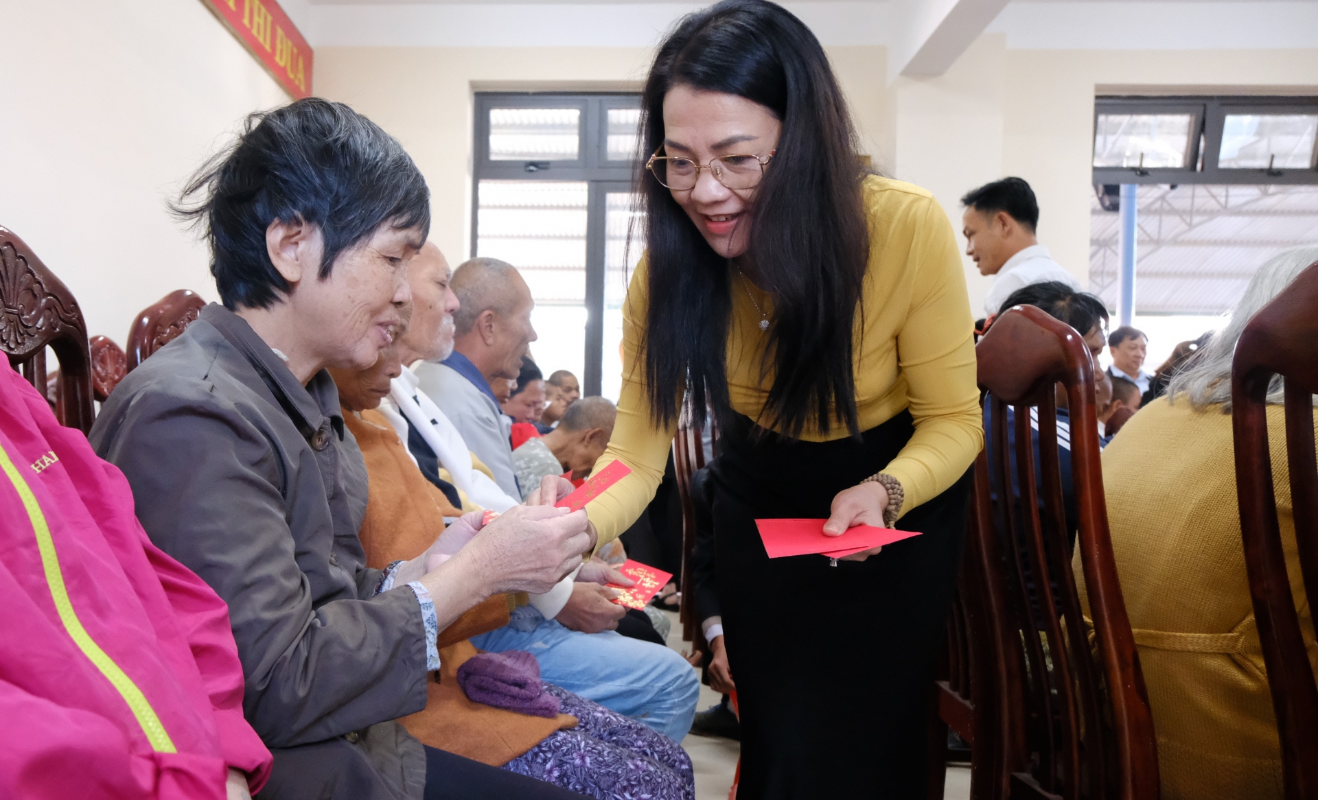: Nhà báo Hồ Lan – Tổng Biên tập Báo Lâm Đồng tặng lì xì cho người già neo đơn tại Trung tâm bảo trợ xã hội